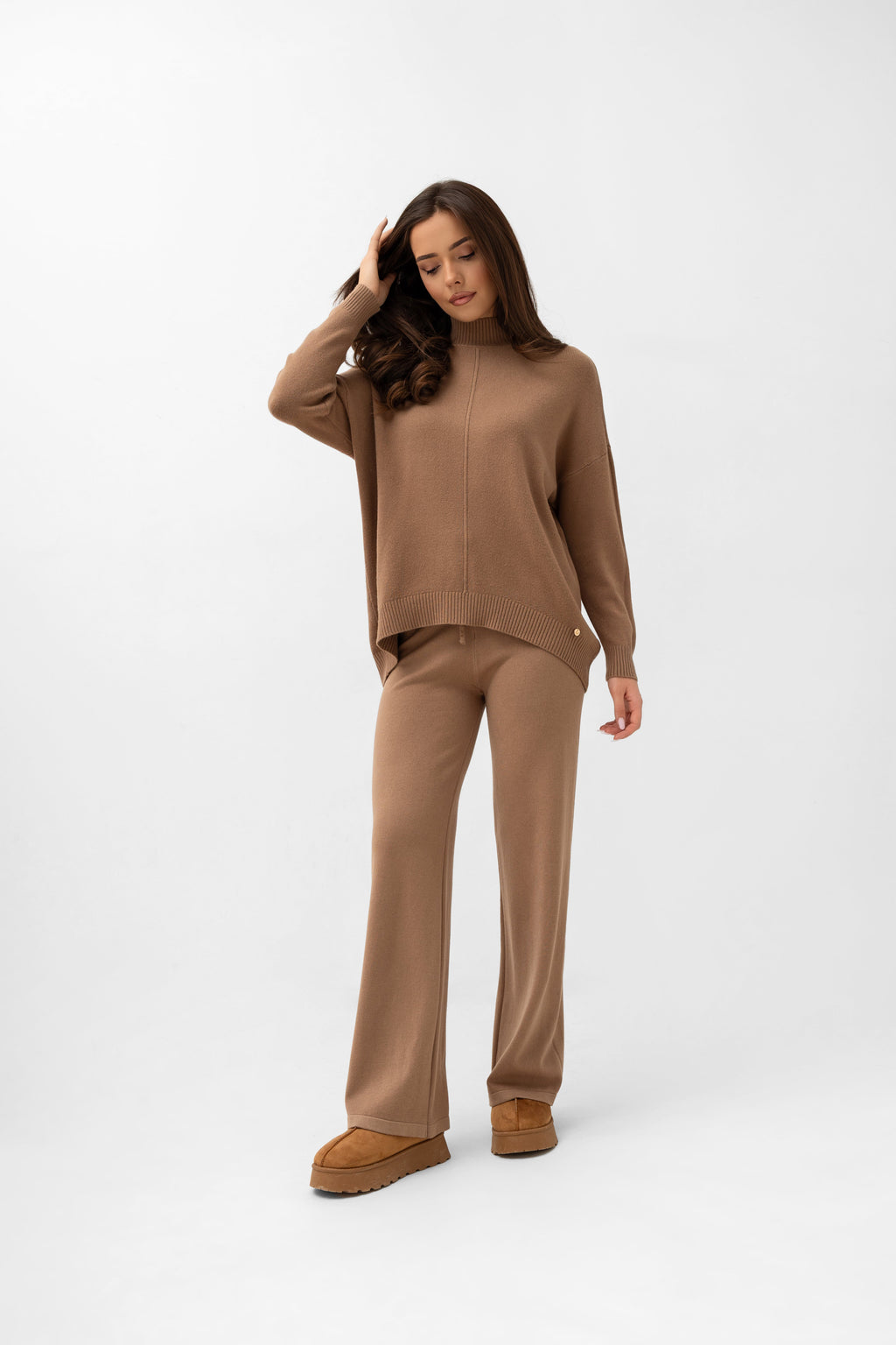 Komplet sweterkowy z dłuższym tyłem i prostymi spodniami w modnym kolorze beżowym karmelowym | Bastet | Spironik.pl