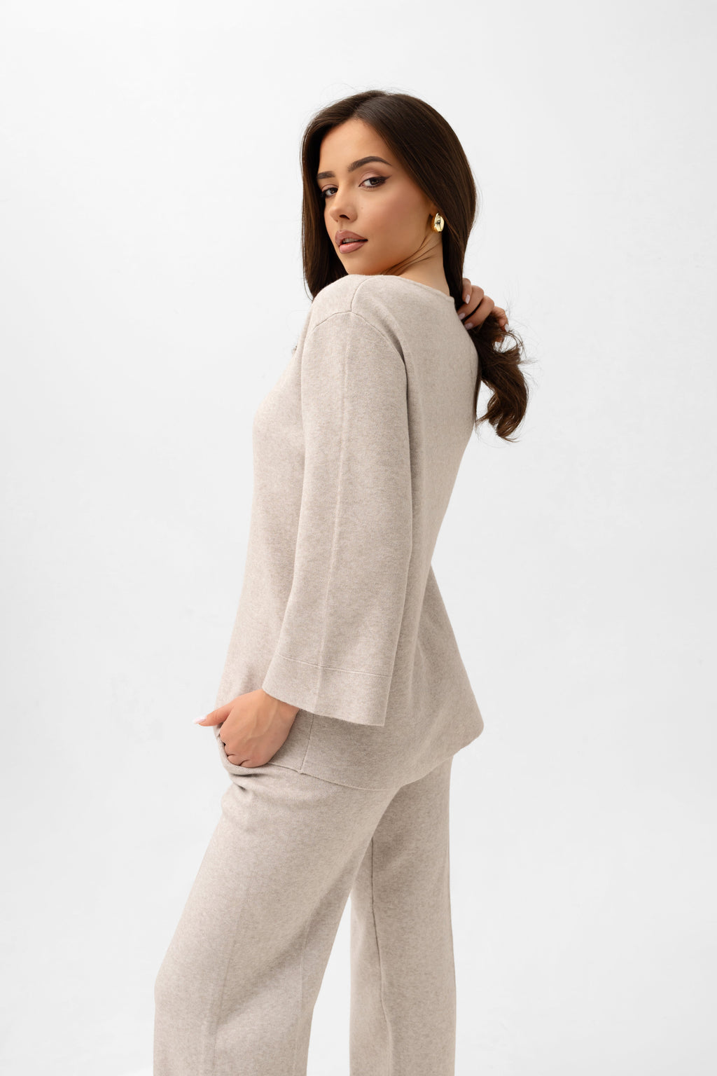 Beżowy komplet sweterkowy z dzianiny, z półokrągłym dekoltem i rękawami w kształcie dzwonka | Bastet | Spironik.pl