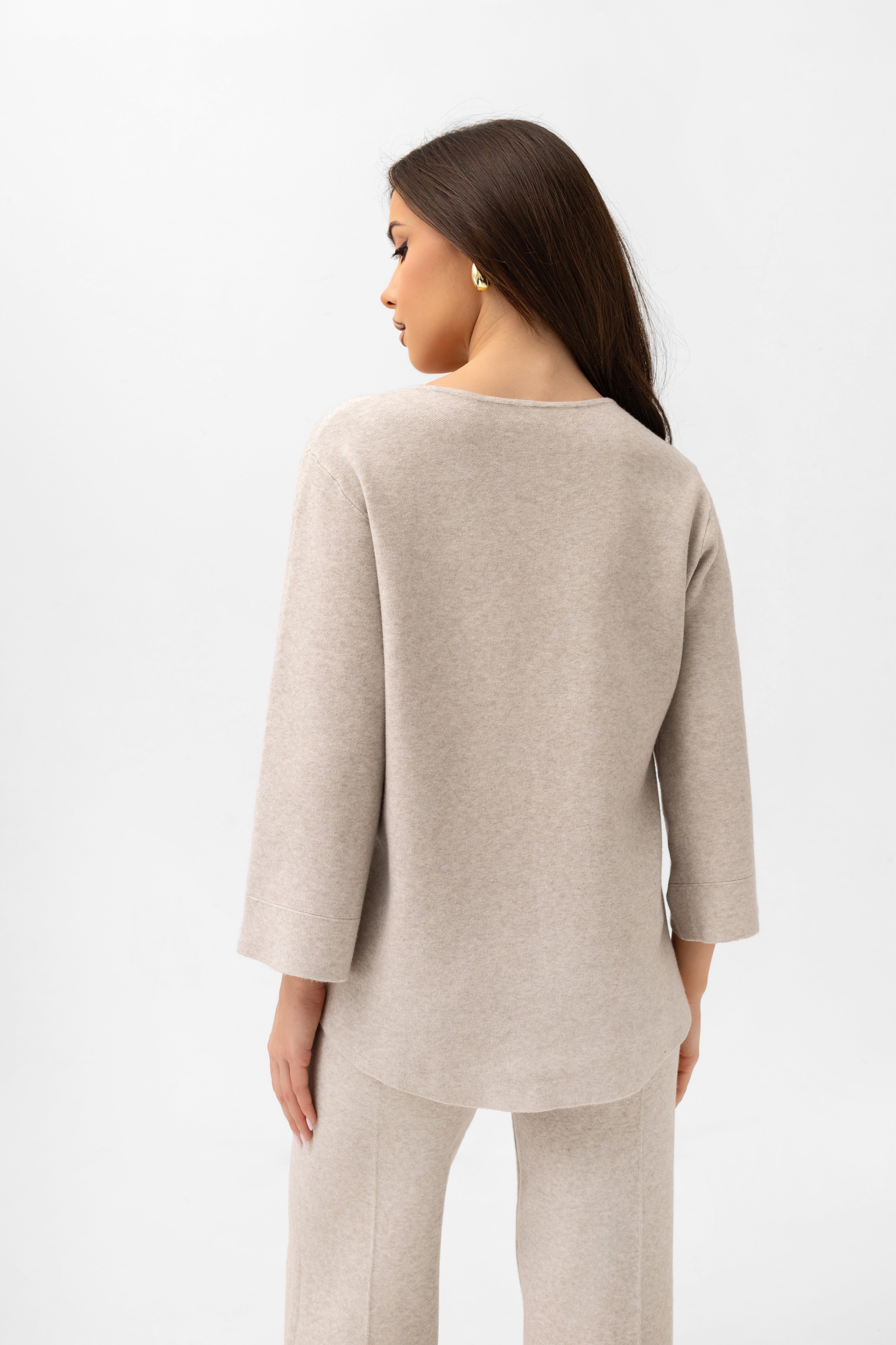 Sweter z rękawem 3/4 i spodnie z gumką w pasie, tworzące modny beżowy komplet dla kobiet | Bastet | Spironik.pl