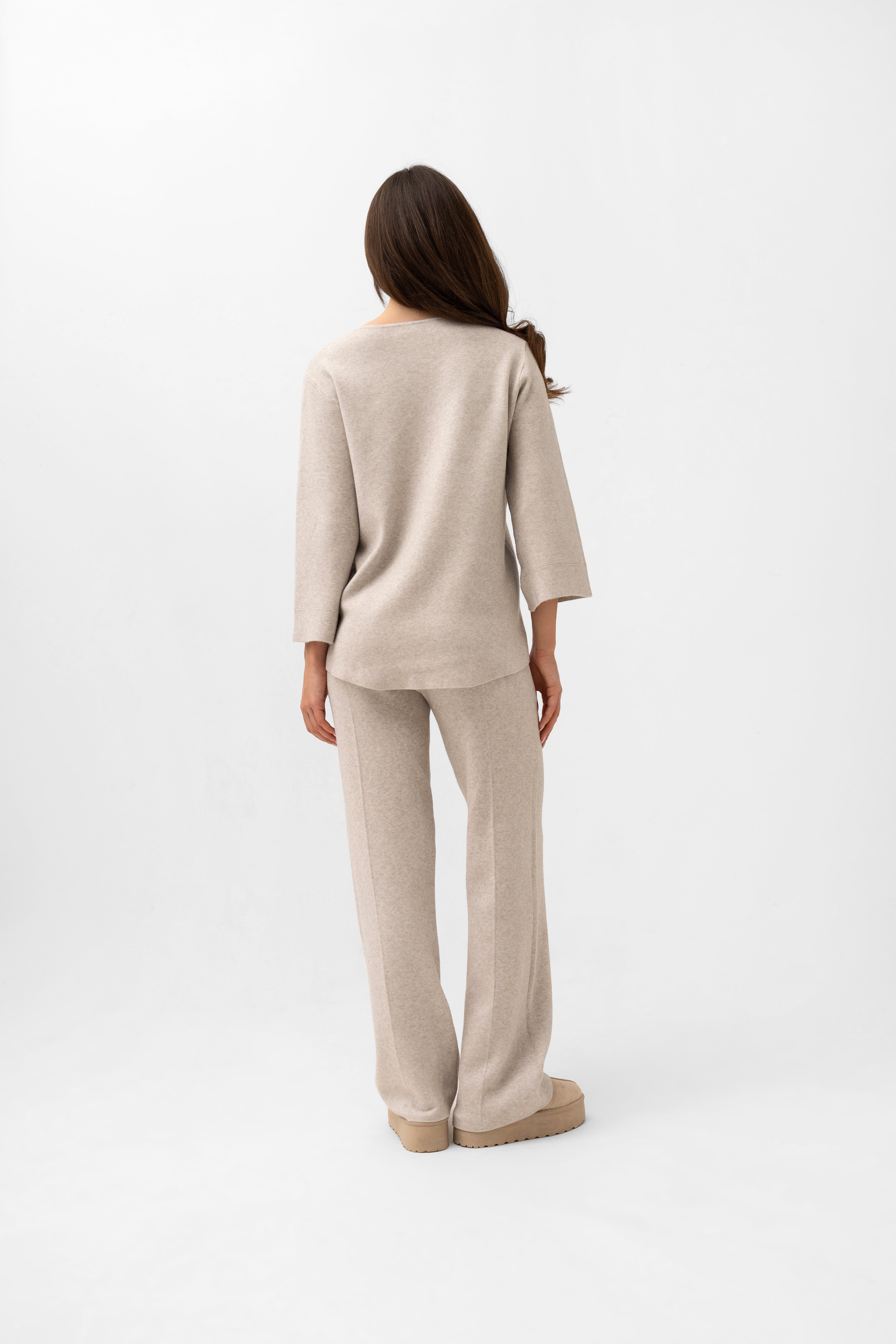 Elegancki komplet sweterkowy Bastet by Agnieszka Włodarczyk, wygodny i stylowy w beżowym kolorze | Spironik.pl