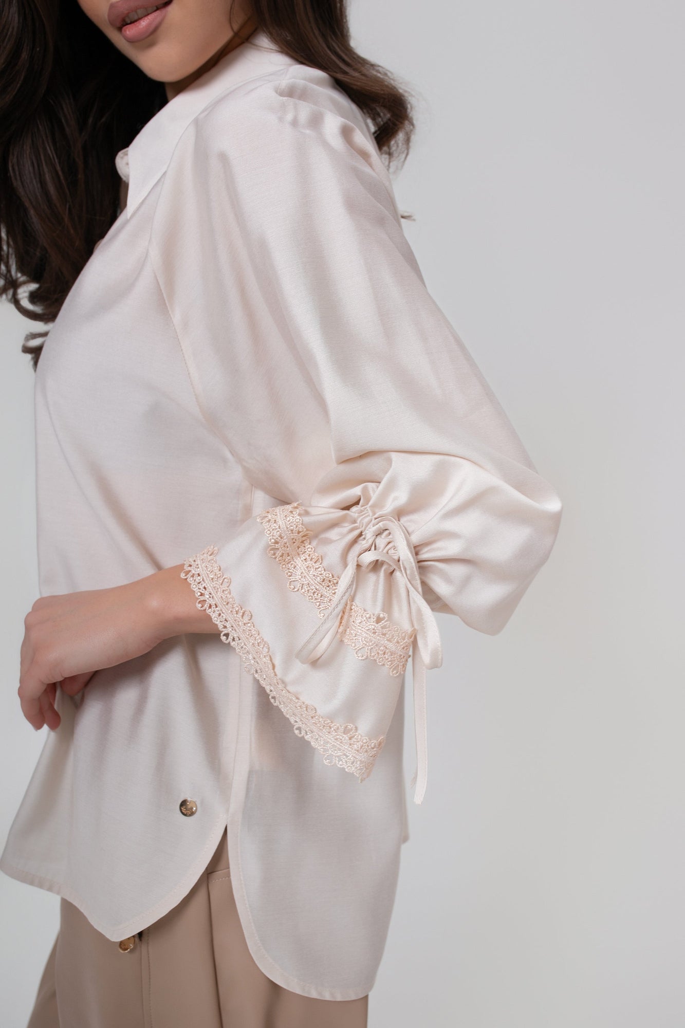 Béžová dámská košile s raglánovým rukávem a krajkovými detaily, ideální pro elegantní stylizace | Bastet | Spironik.pl