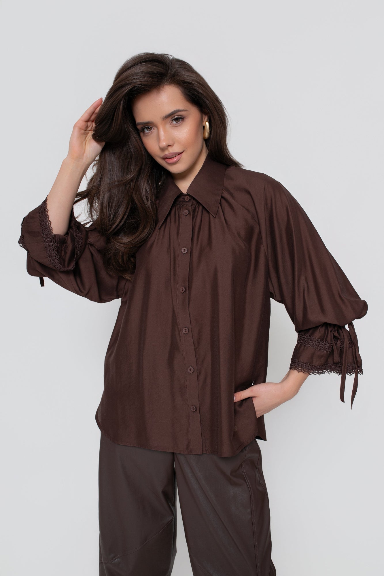 Dámská hnědá košile s raglánovým rukávem a krajkovým zakončením, ideální pro elegantní stylizace | Bastet | Spironik.pl