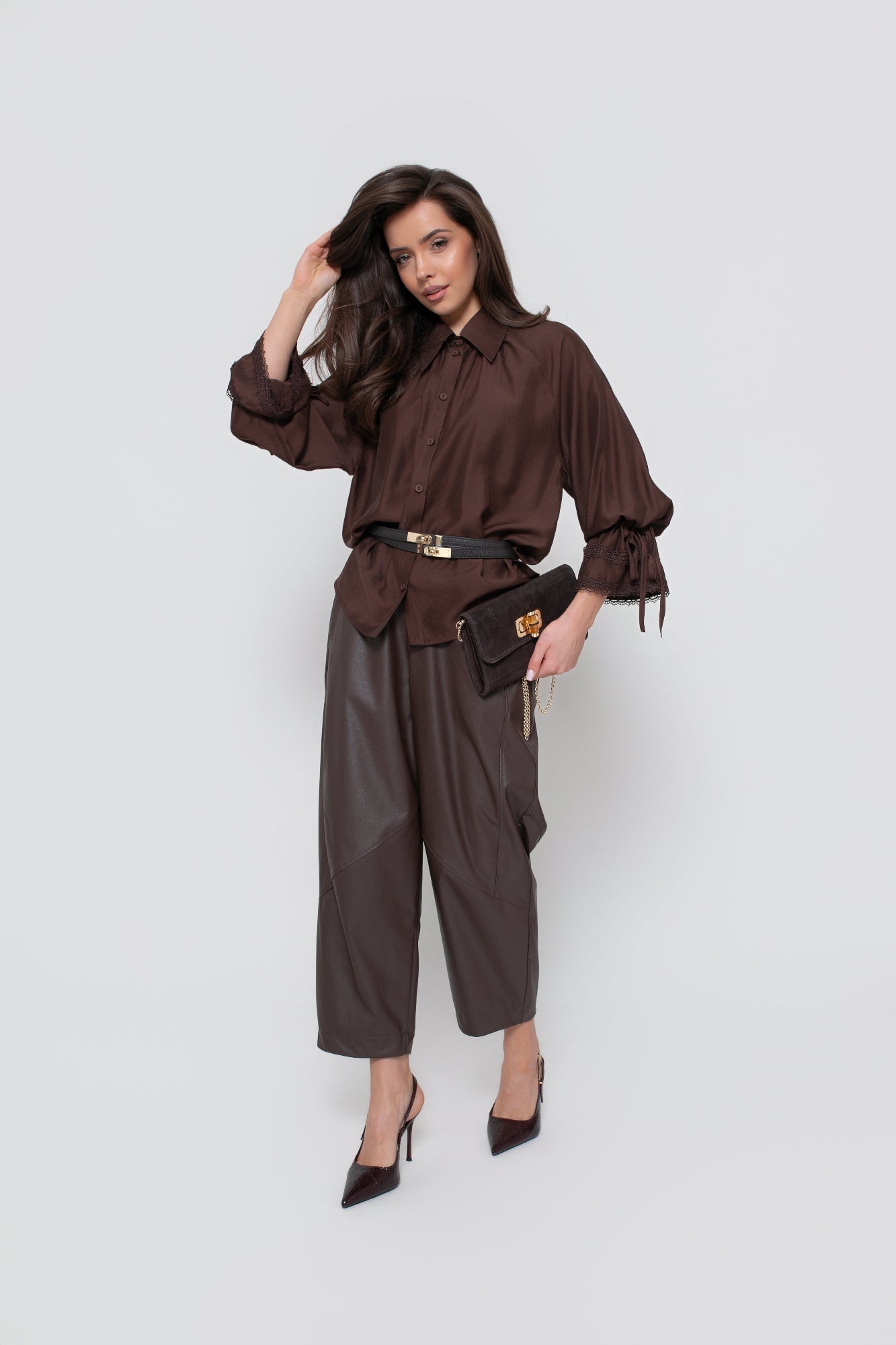 Košile volného střihu s jemným řasením a krajkovými rukávy, vhodná na běžné nošení i do kanceláře | Bastet | Spironik.pl