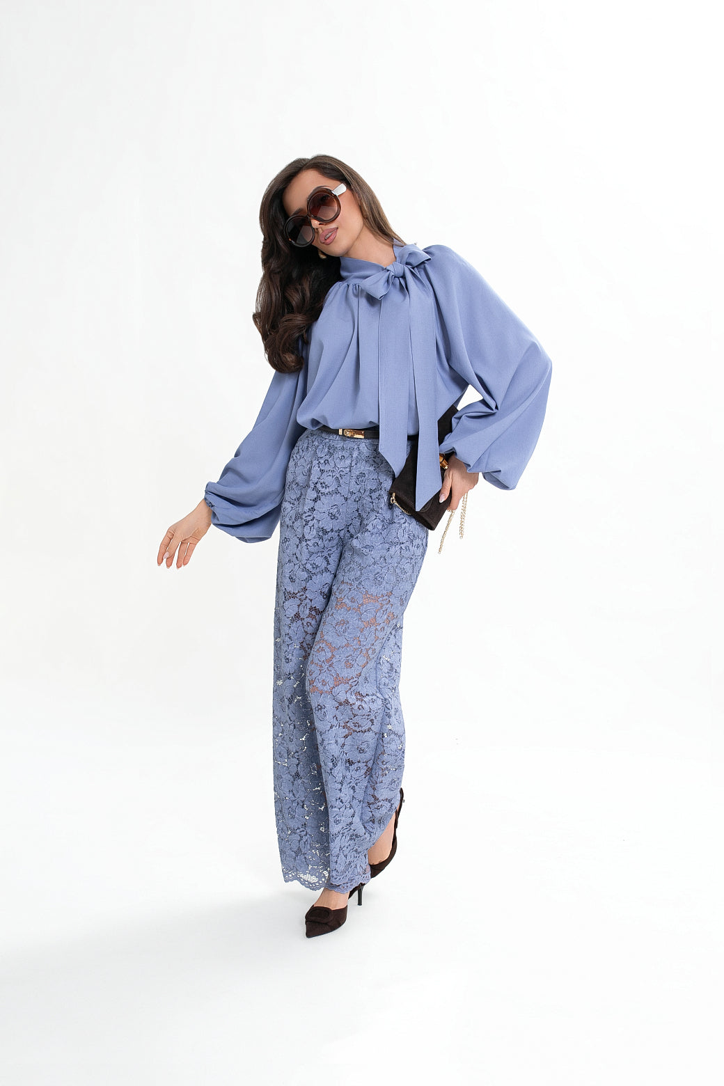 Elegancka bluzka damska z bufkami na rękawach i wiązaniem z kokardą po lewej stronie | Bastet | Spironik.pl