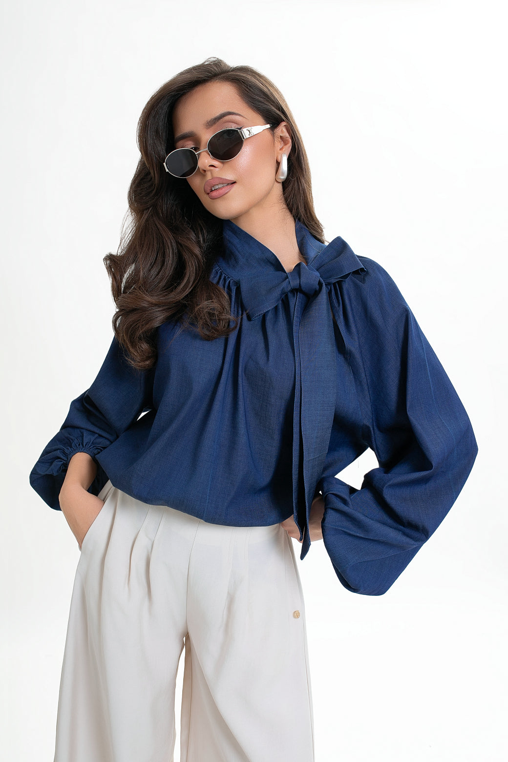 Bluzka damska z marszczonym dekoltem i kokardą w kolorze ciemnego dżinsu | Bastet | Spironik.pl