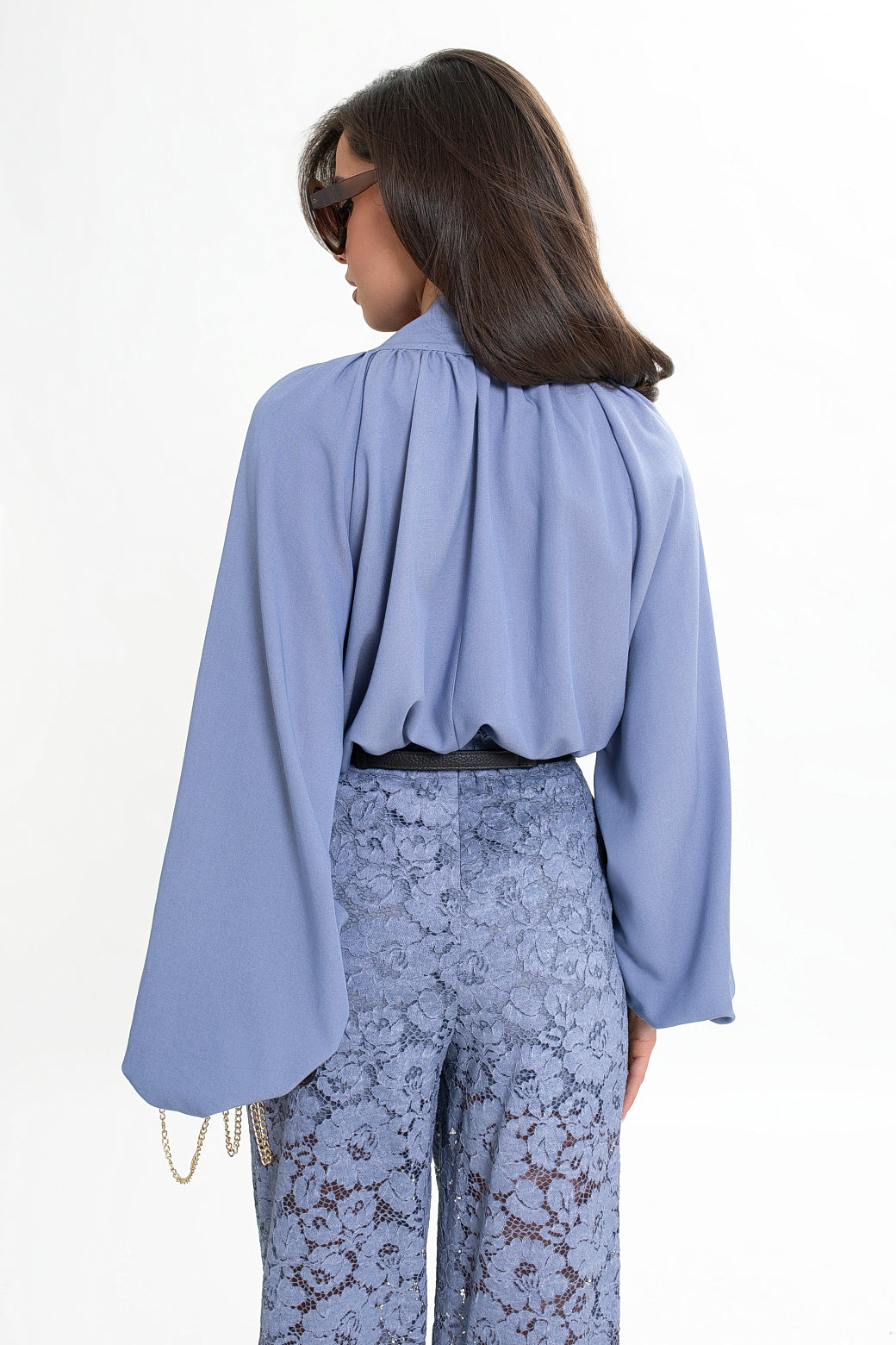 Stylowa bluzka damska w jasnym dżinsowym odcieniu z marszczonym dekoltem i subtelnym wiązaniem kokardą | Bastet | Spironik.pl