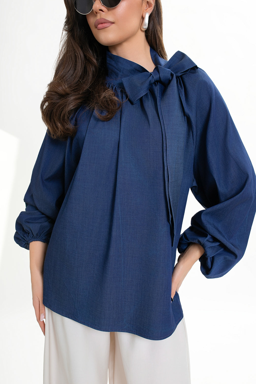 Bluzka damska z reglanowymi rękawami i subtelną kokardą po lewej stronie | Bastet | Spironik.pl