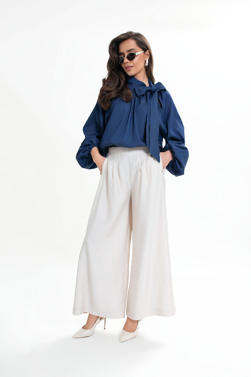 Model damski bluzki z lyocellem, elastanem i marszczonym dekoltem w ciemnym niebieskim | Bastet | Spironik.pl