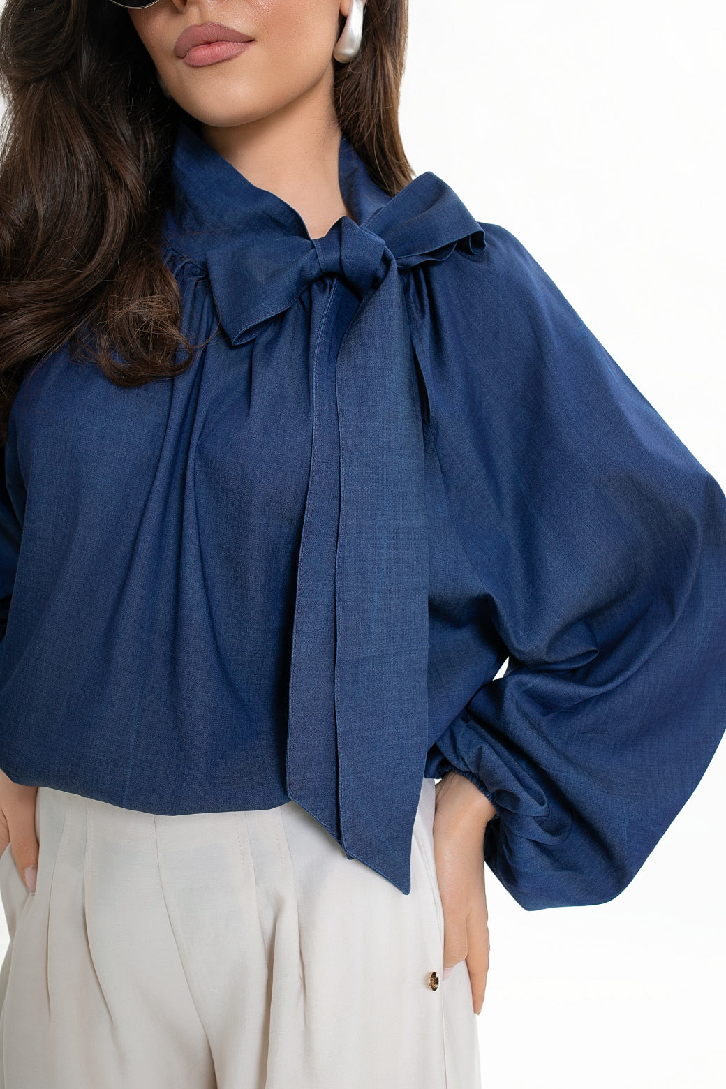 Elegancka bluzka damska z bufkami na rękawach i wiązaniem z kokardą | Bastet | Spironik.pl