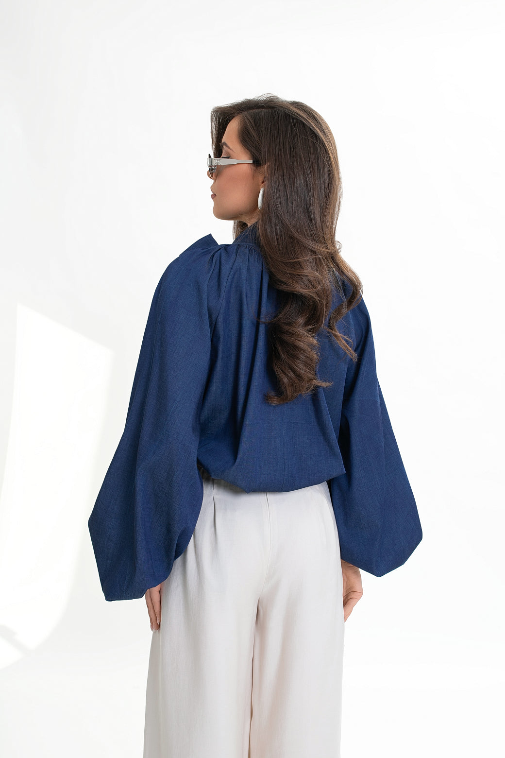 Damska bluzka z luźnym krojem, marszczonym dekoltem i stójką w kolorze dżinsowym | Bastet | Spironik.pl