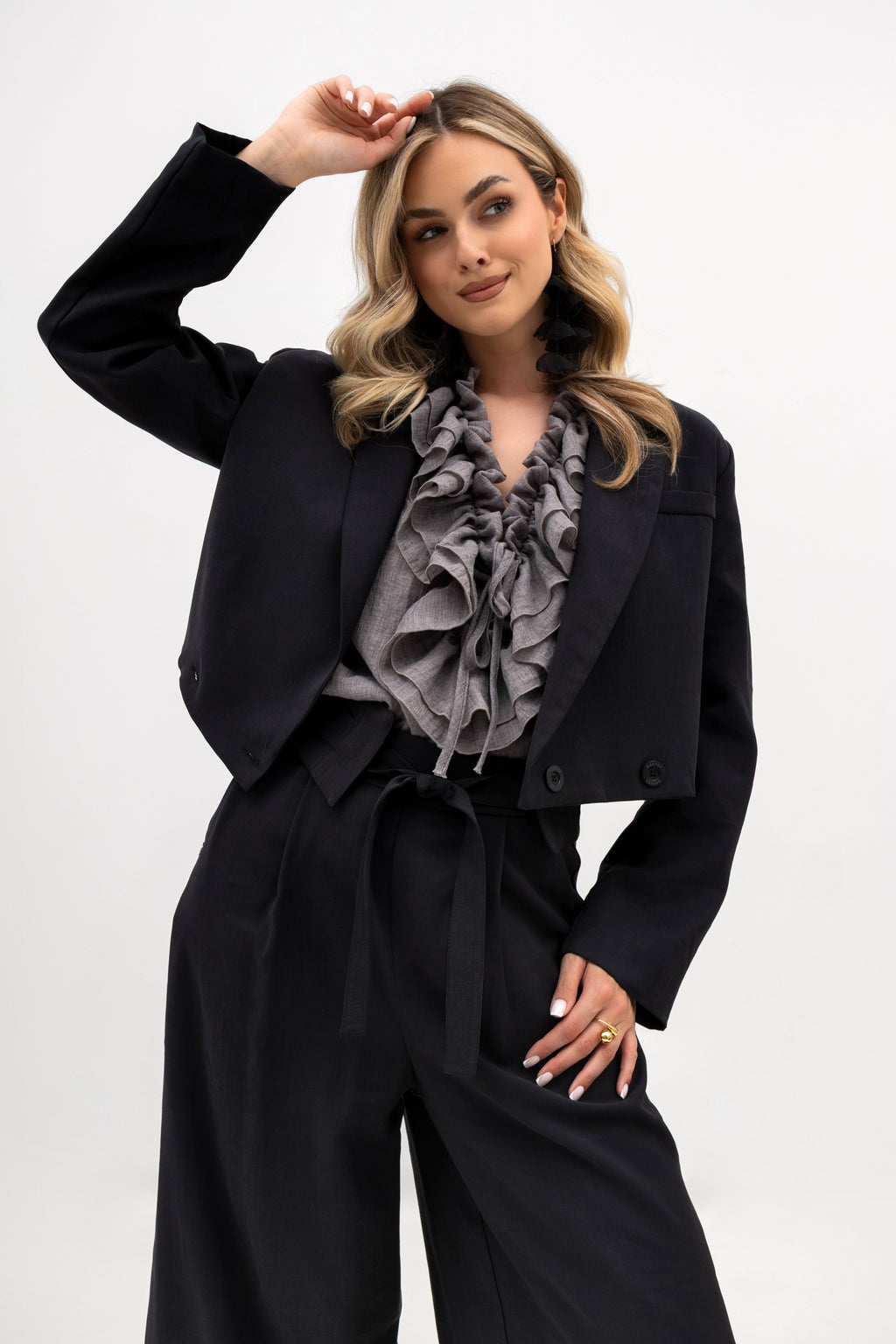 Krótki żakiet dwurzędowy w kolorze grafitowym, idealny do eleganckich i casualowych stylizacji | Bastet | Spironik.pl