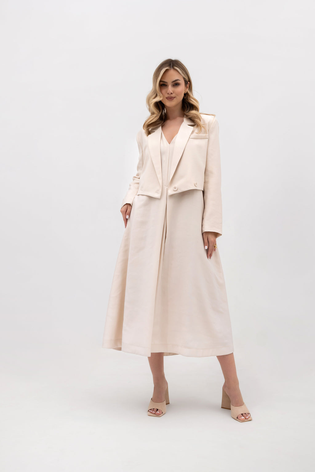 Elegancki żakiet dwurzędowy z miękkiej tkaniny w odcieniu ciemnego beżu, idealny na każdą okazję | Bastet | Spironik.pl