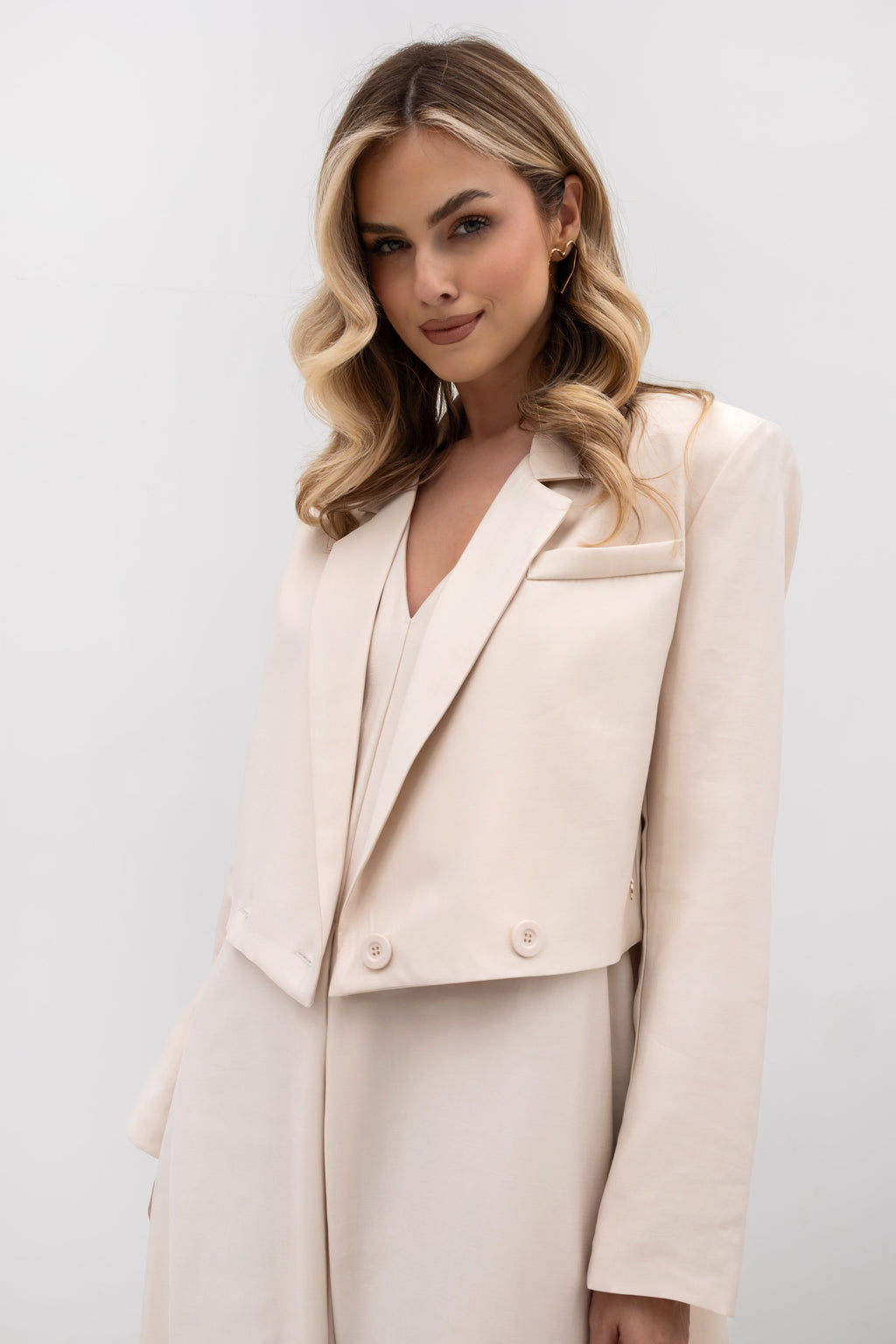 Krótki żakiet dwurzędowy w jasnym beżu z klasycznymi klapami i luźnym krojem | Bastet | Spironik.pl
