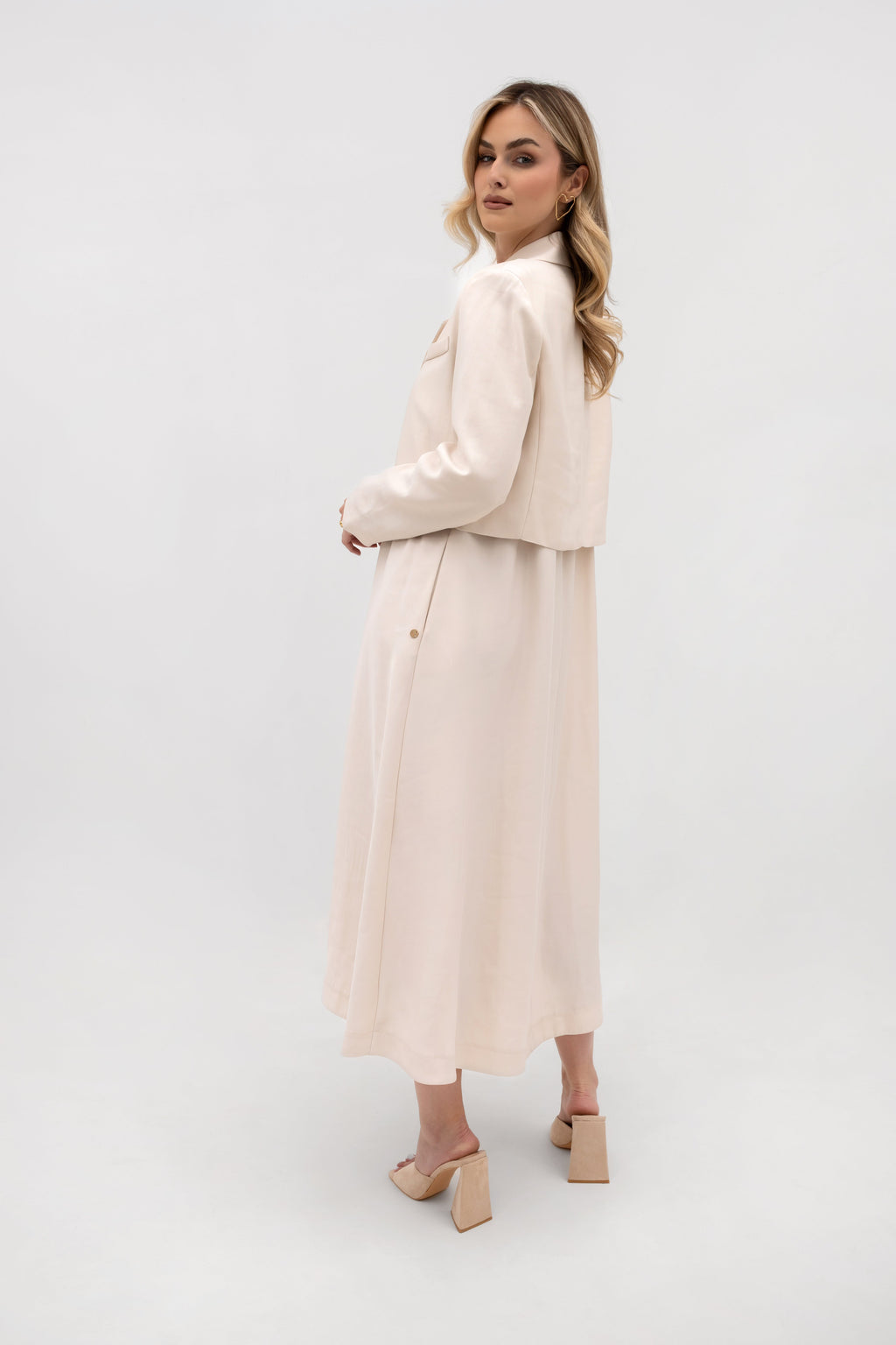 Krótki żakiet w odcieniu jasnego beżu, łączący nowoczesną elegancję z nonszalancją | Bastet | Spironik.pl