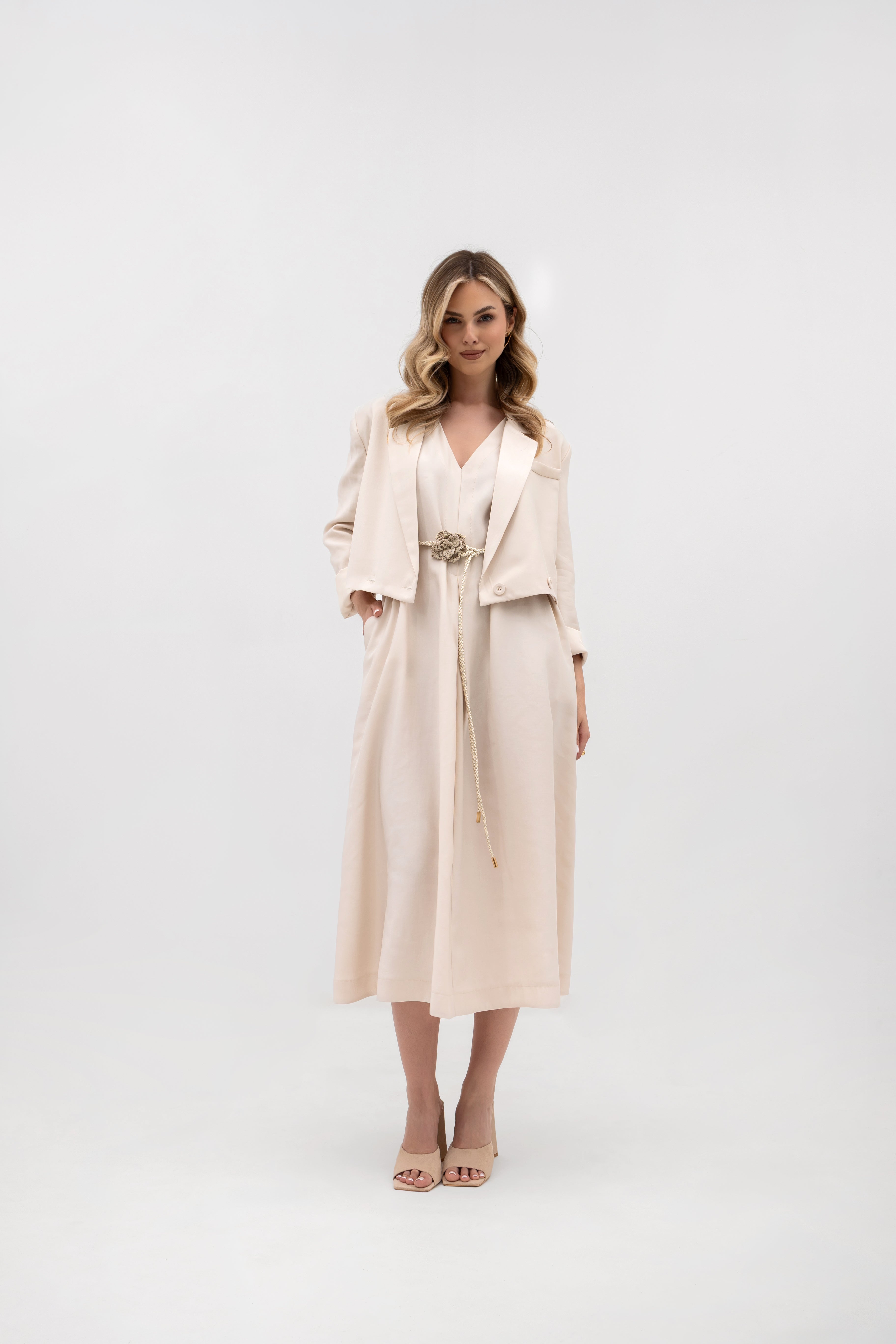 Krótki żakiet dwurzędowy w kolorze ciemnego beżu z luźnym krojem i klasycznymi klapami | Bastet | Spironik.pl