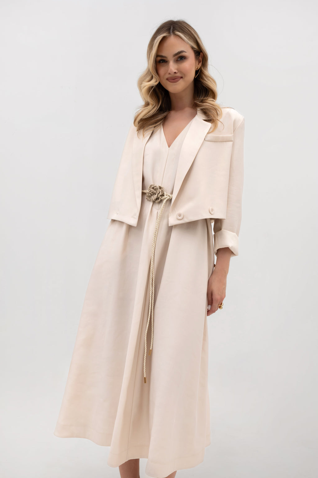 Stylowy krótki żakiet w kolorze ciemnego beżu, doskonały do formalnych i casualowych stylizacji | Bastet | Spironik.pl