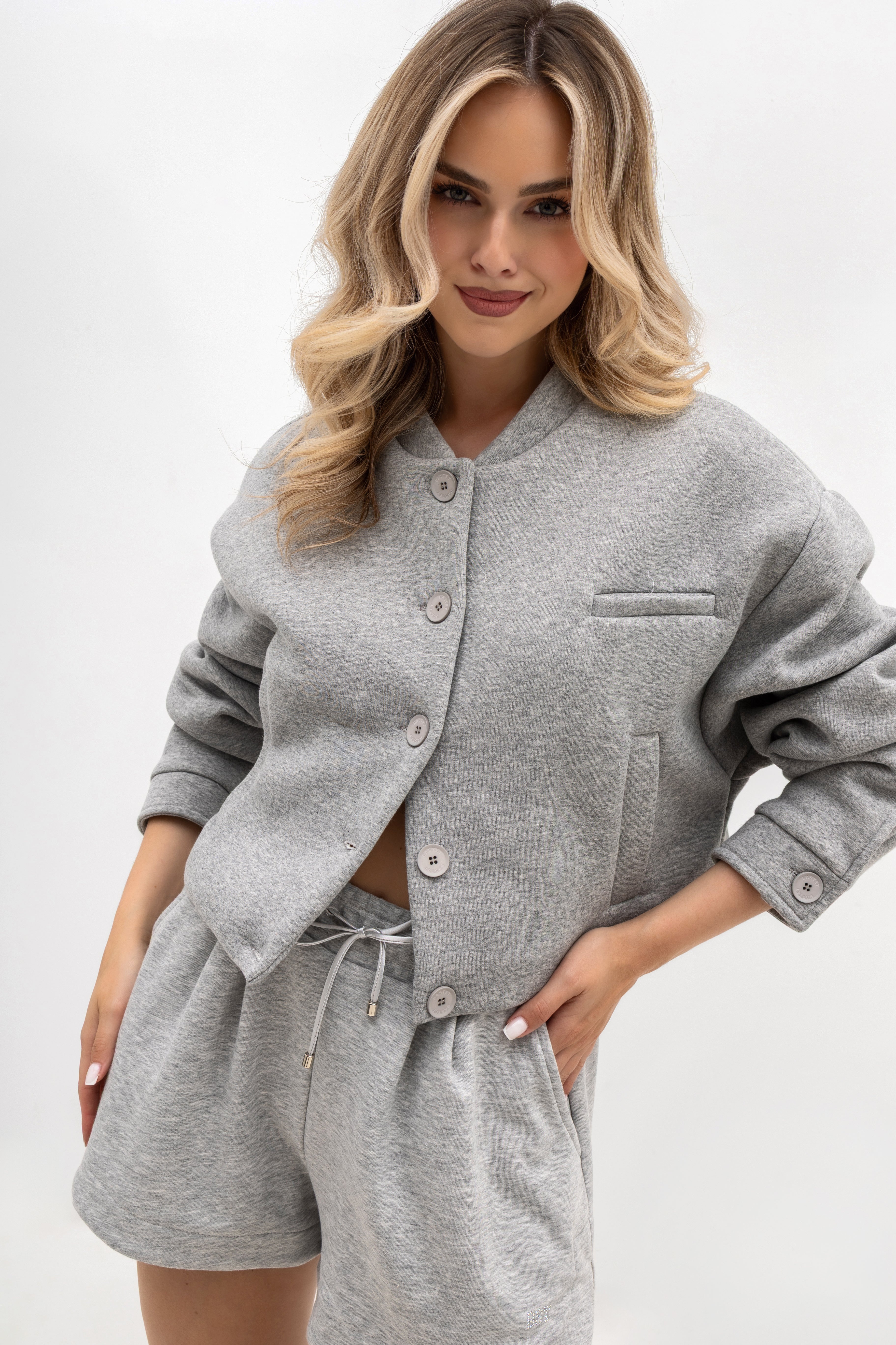 Wygodne spodenki dresowe z zakładkami, które dodają lekkości każdej stylizacji | Bastet | Spironik.pl