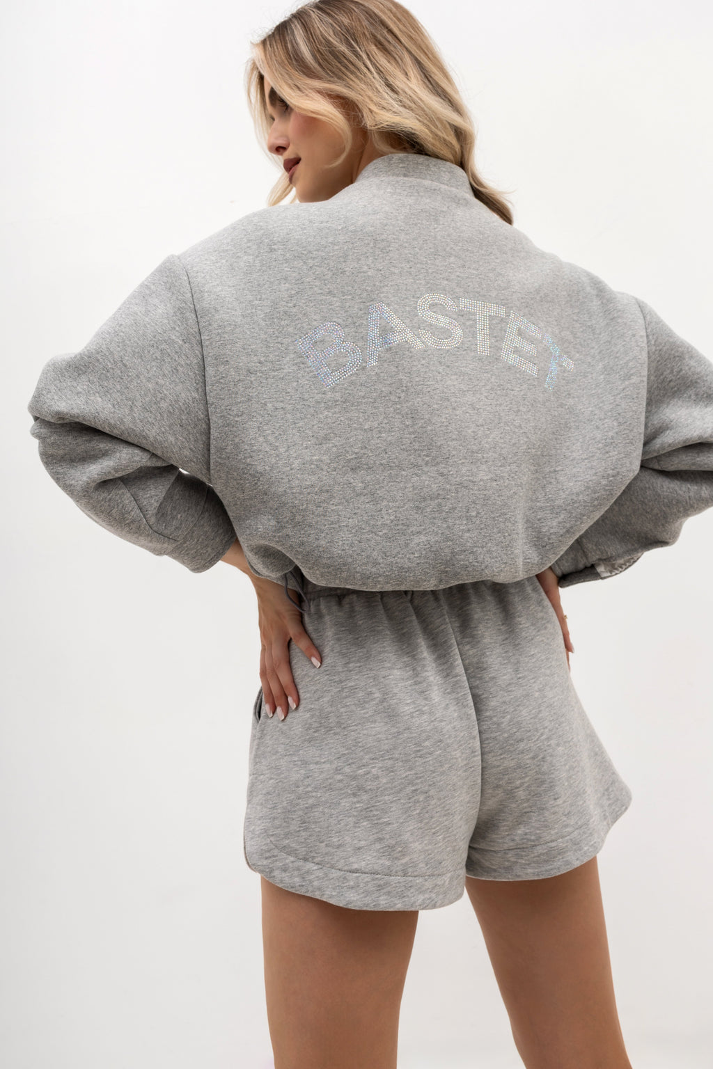 Wygodne spodenki dresowe z zakładkami, kieszeniami i subtelnym logowaniem na nogawce | Bastet | Spironik.pl