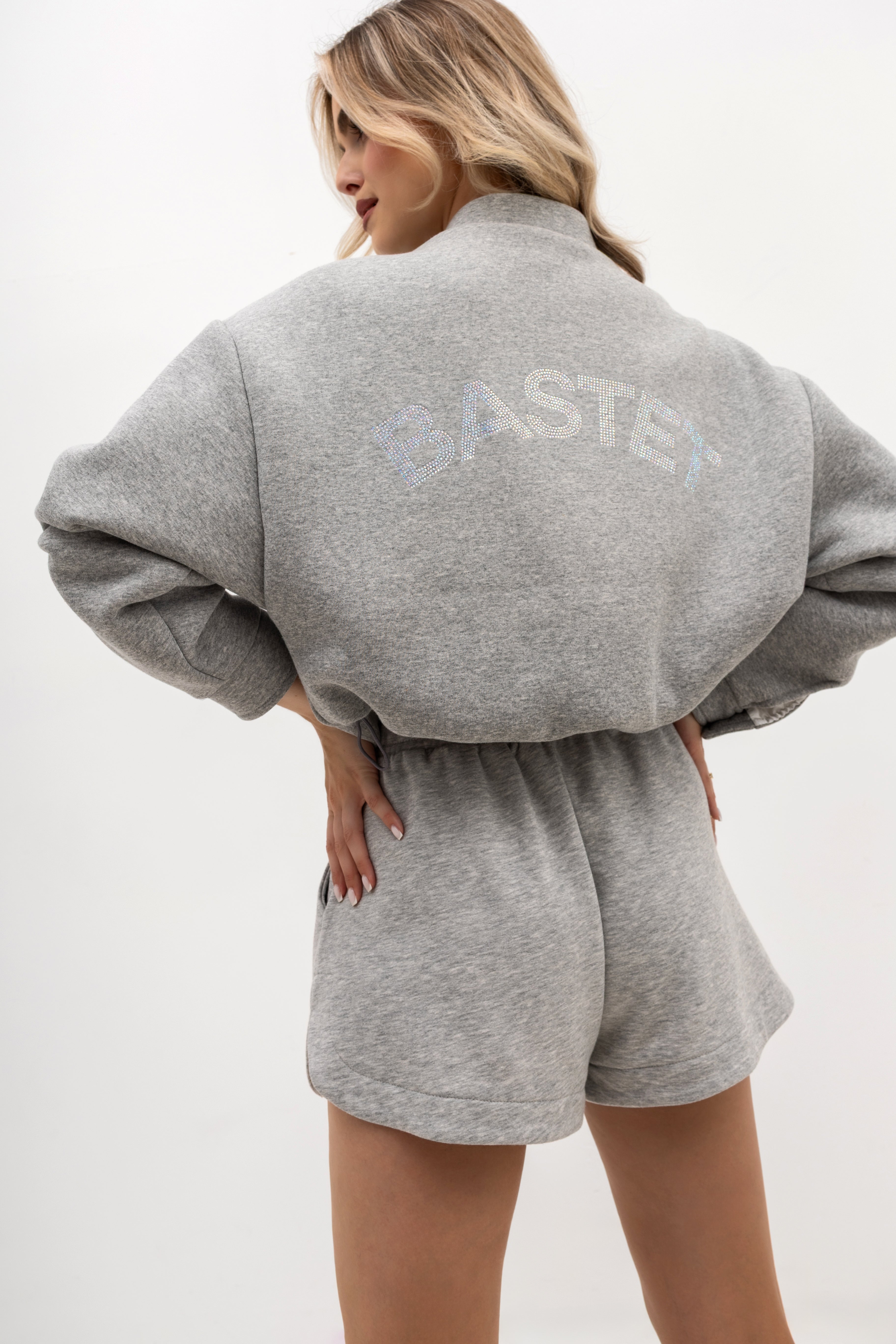 Wygodne spodenki dresowe z zakładkami, kieszeniami i subtelnym logowaniem na nogawce | Bastet | Spironik.pl