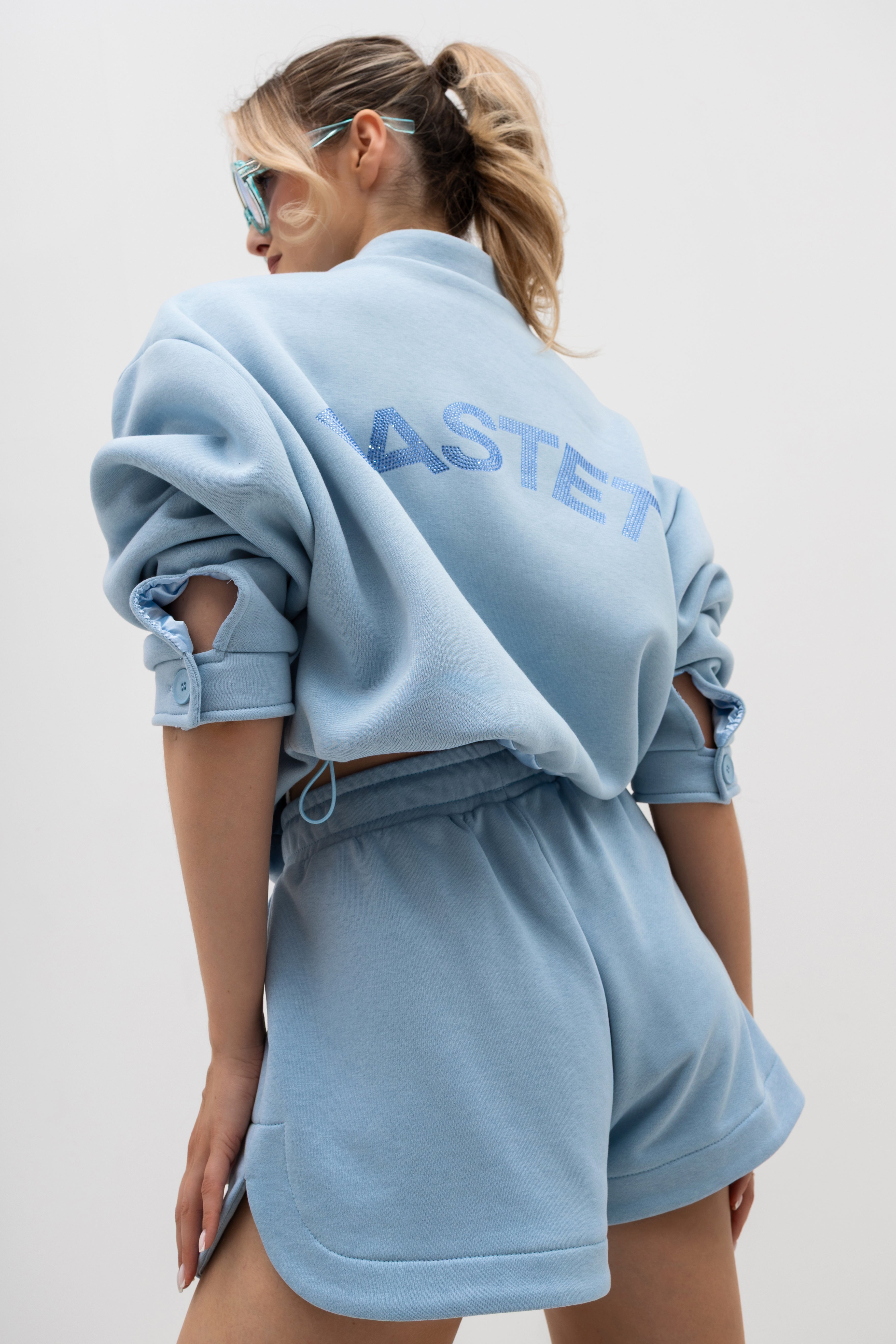 Stylowe krótkie spodenki dresowe z wpuszczanymi kieszeniami i zakładkami | Bastet | Spironik.pl