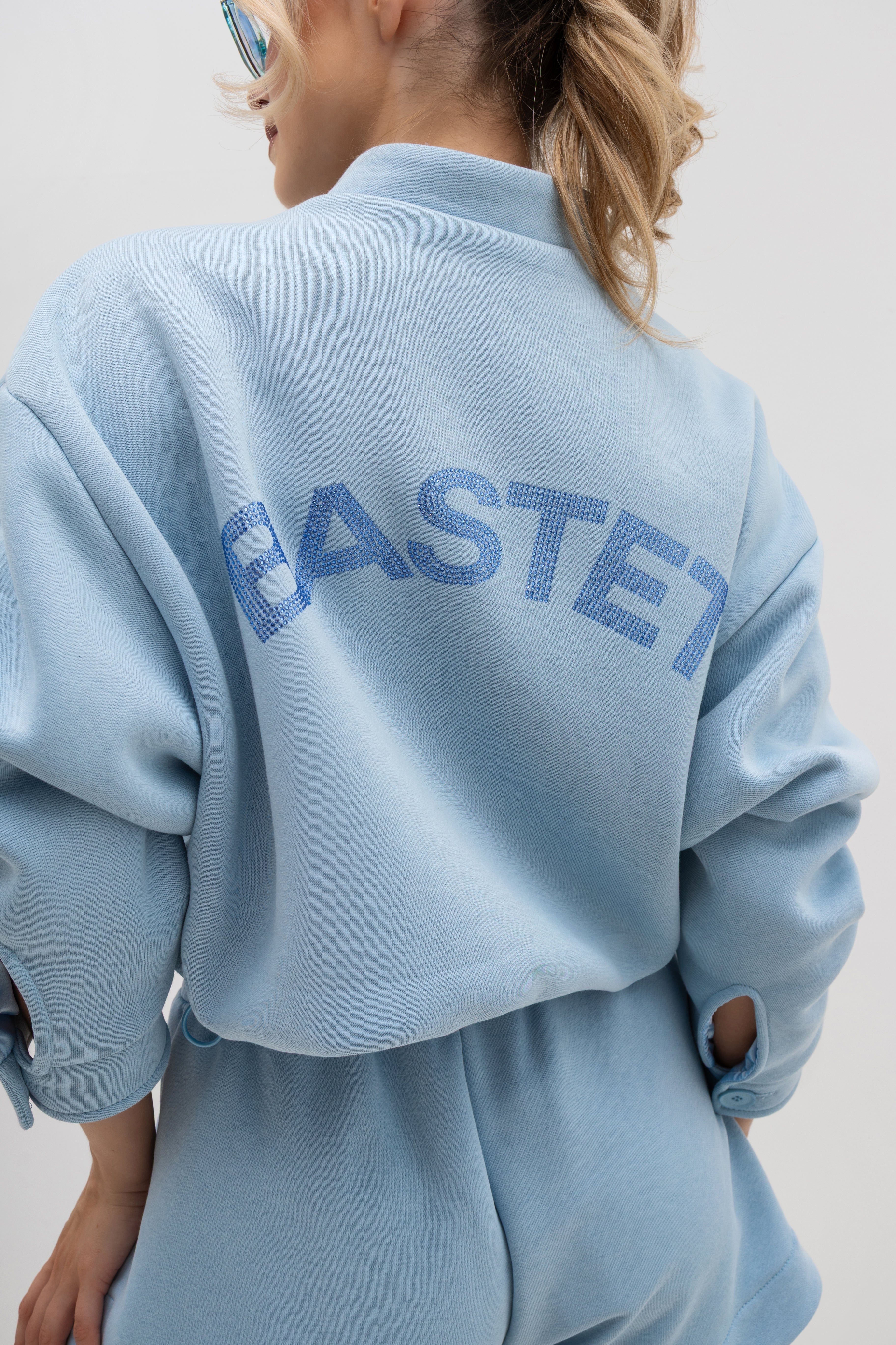 Nowoczesna dresowa kurtka bomberka w kolorze błękitnym, idealna do casualowych stylizacji | Bastet | Spironik.pl