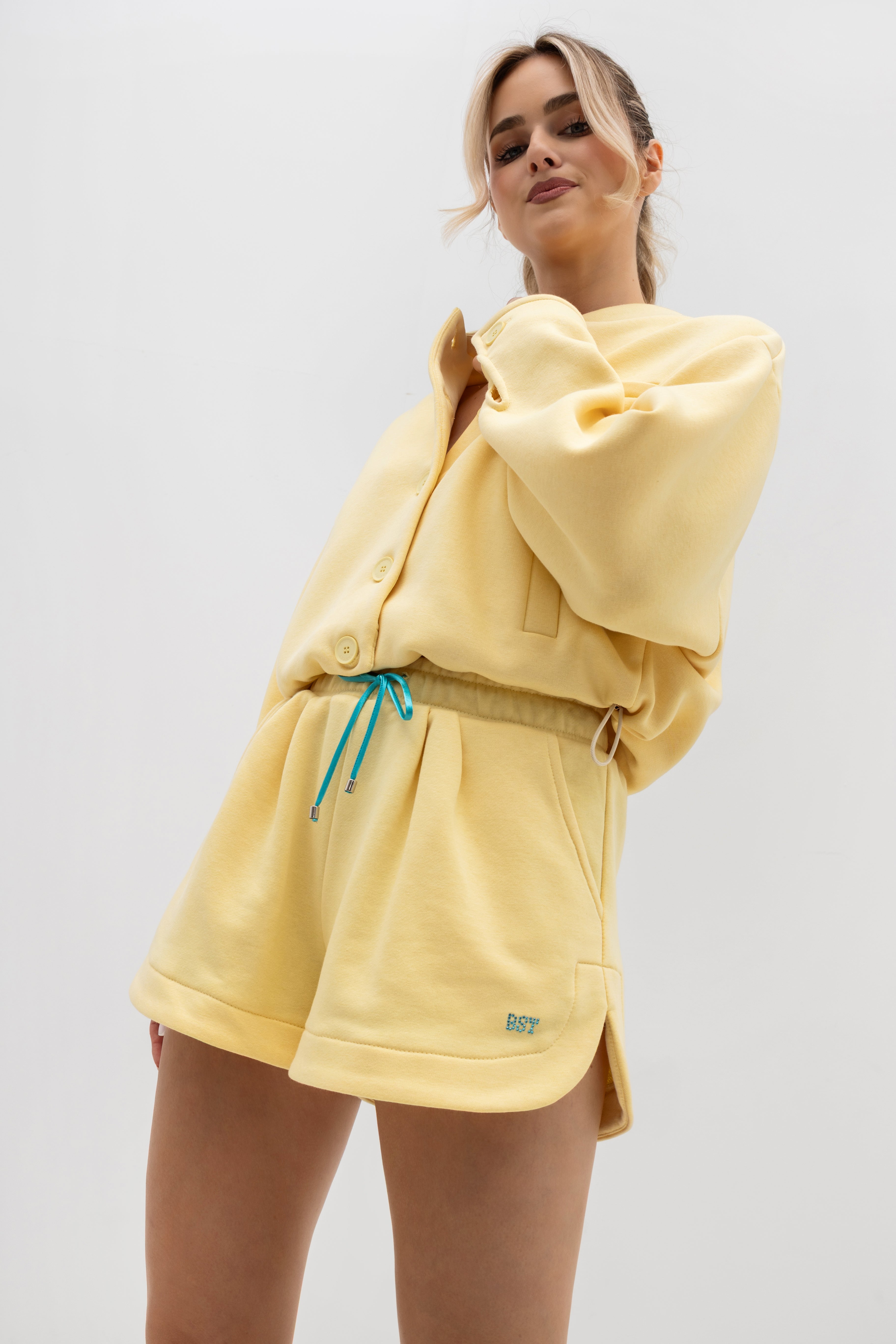 Krótkie spodenki dresowe w kolorze żółtym z niebieskim napisem, idealne na co dzień i do aktywności | Bastet | Spironik.pl