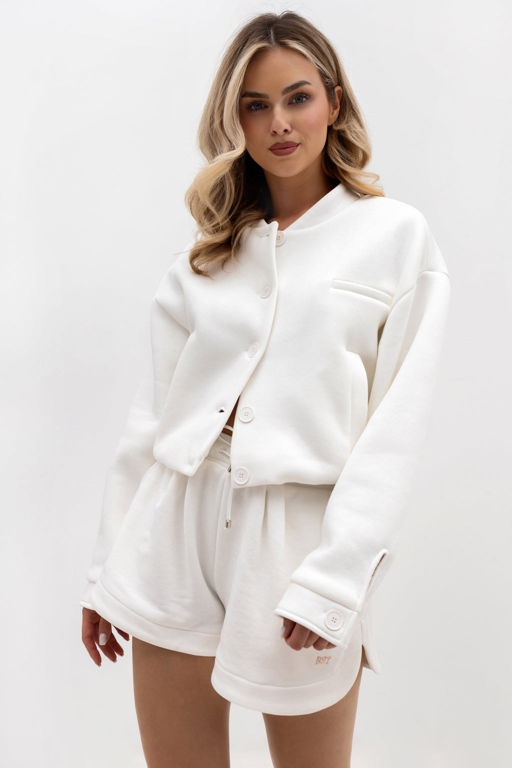 Wygodne spodenki dresowe z elastyczną gumą i dekoracyjnym sznurkiem w kolorze Ecru | Bastet | Spironik.pl