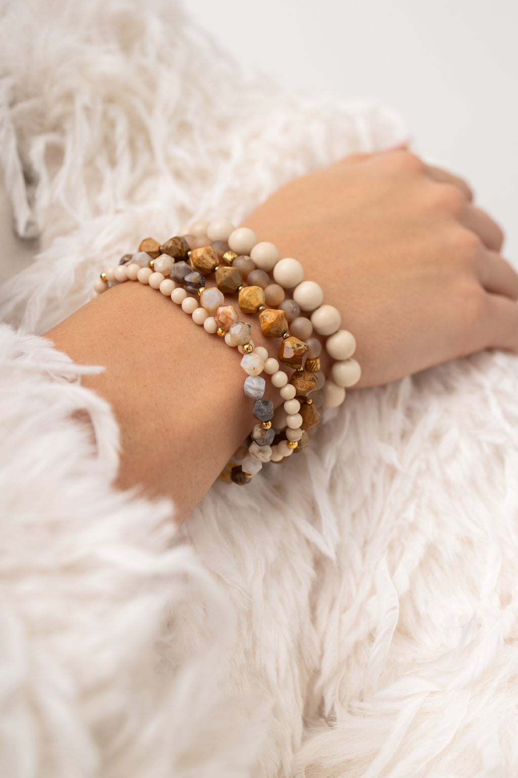 Unikalna kurtka w kolorze Ecru, stanowiąca centralny punkt każdej modowej stylizacji | Bastet | Spironik.pl