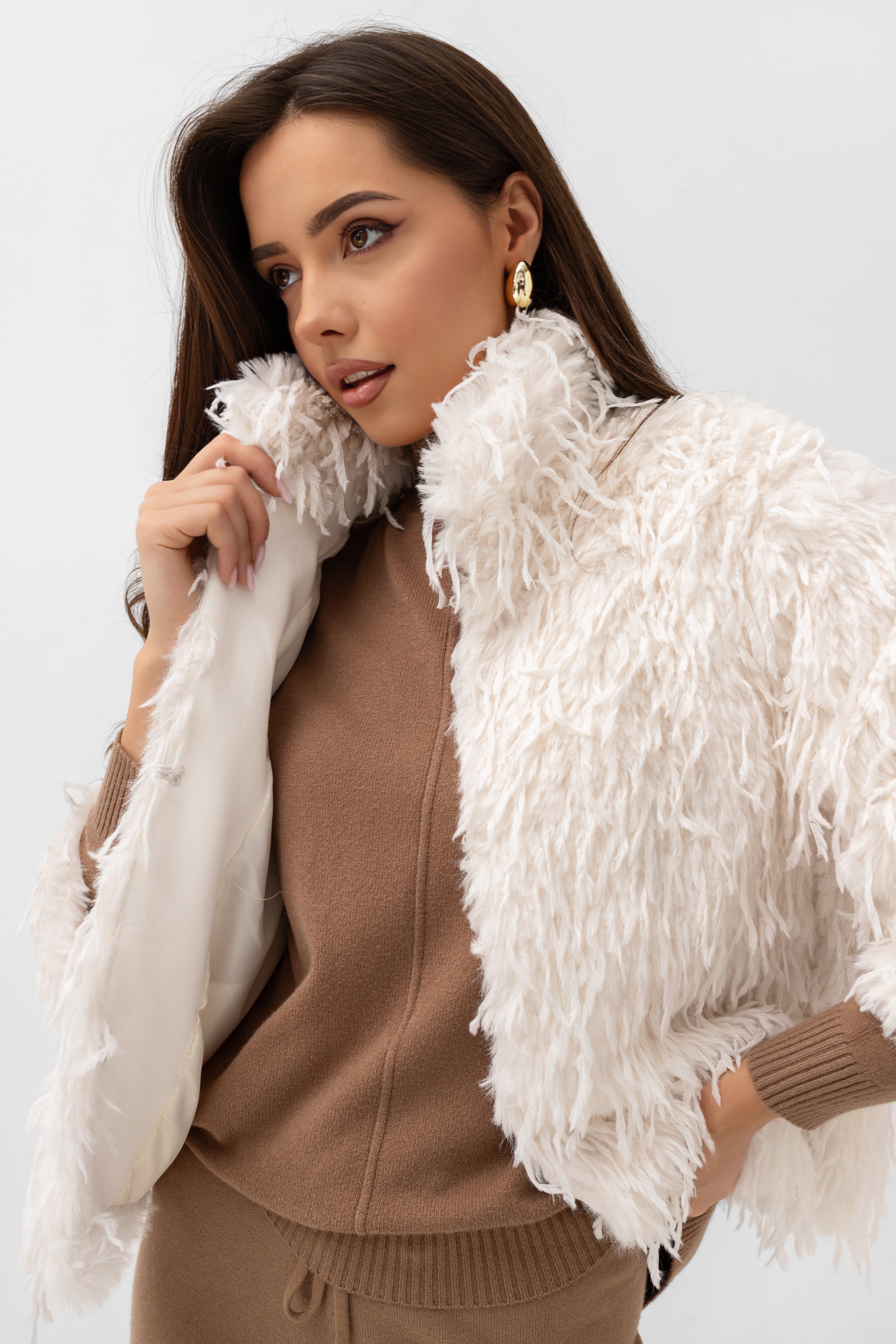 Futerko z efektem piór, uszyte z wysokiej jakości poliestru, łączy styl i wygodę | Bastet | Spironik.pl