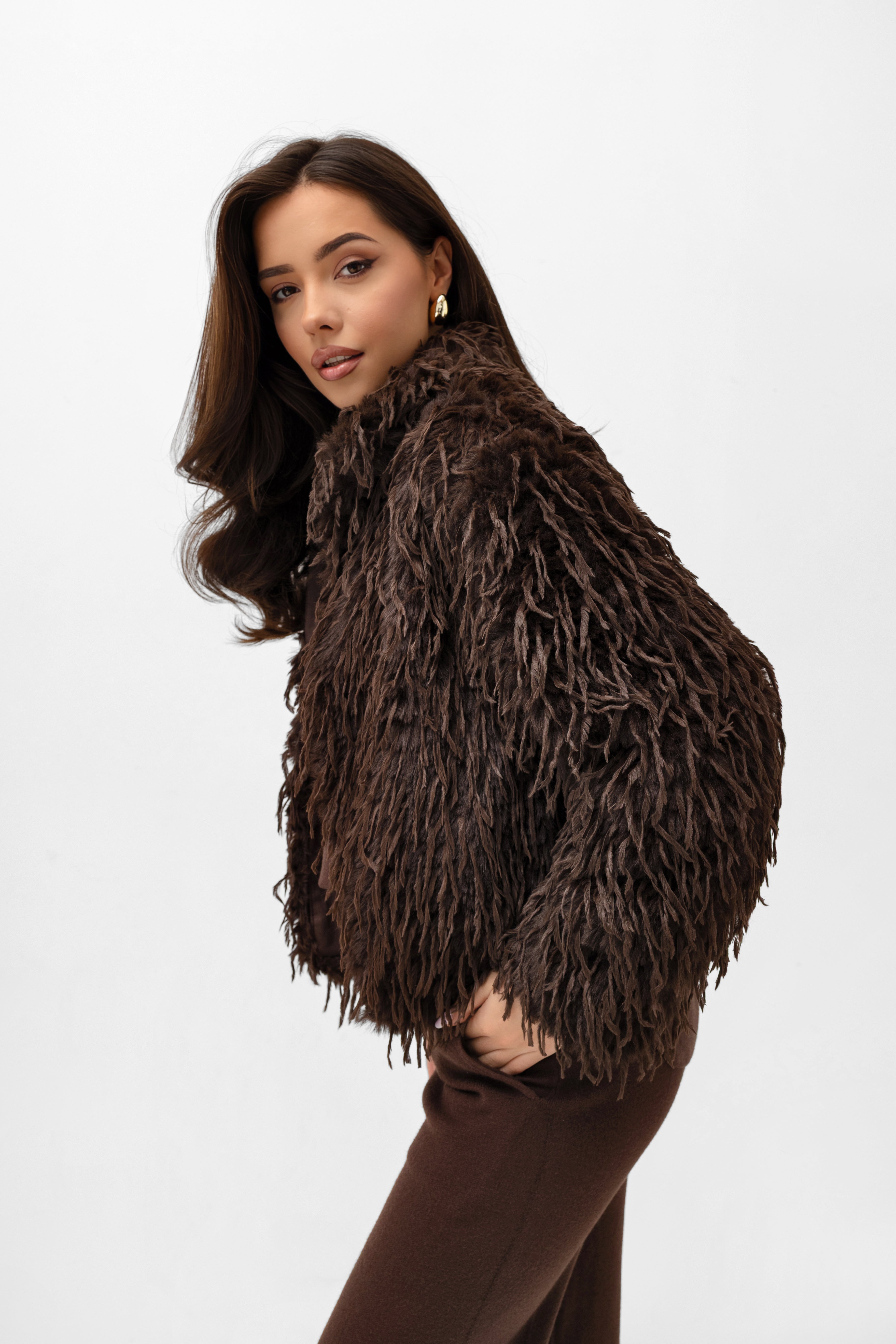 Elegancka kurtka z kolekcji Bastet, wyróżniająca się unikalnym efektem piór i szerszą stójką | Spironik.pl