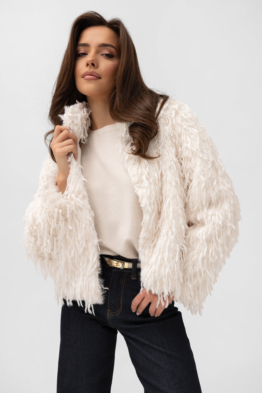 Kurtka futerkowa z efektem piór w kolorze Ecru z kolekcji Bastet by Agnieszka Włodarczyk | Spironik.pl