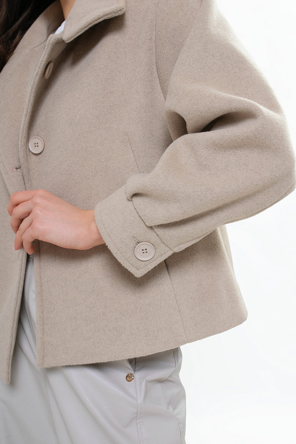 Stylowa kurtka damska w odcieniu beżowym, doskonała do casualowych i smart casualowych stylizacji | Bastet | Spironik.pl