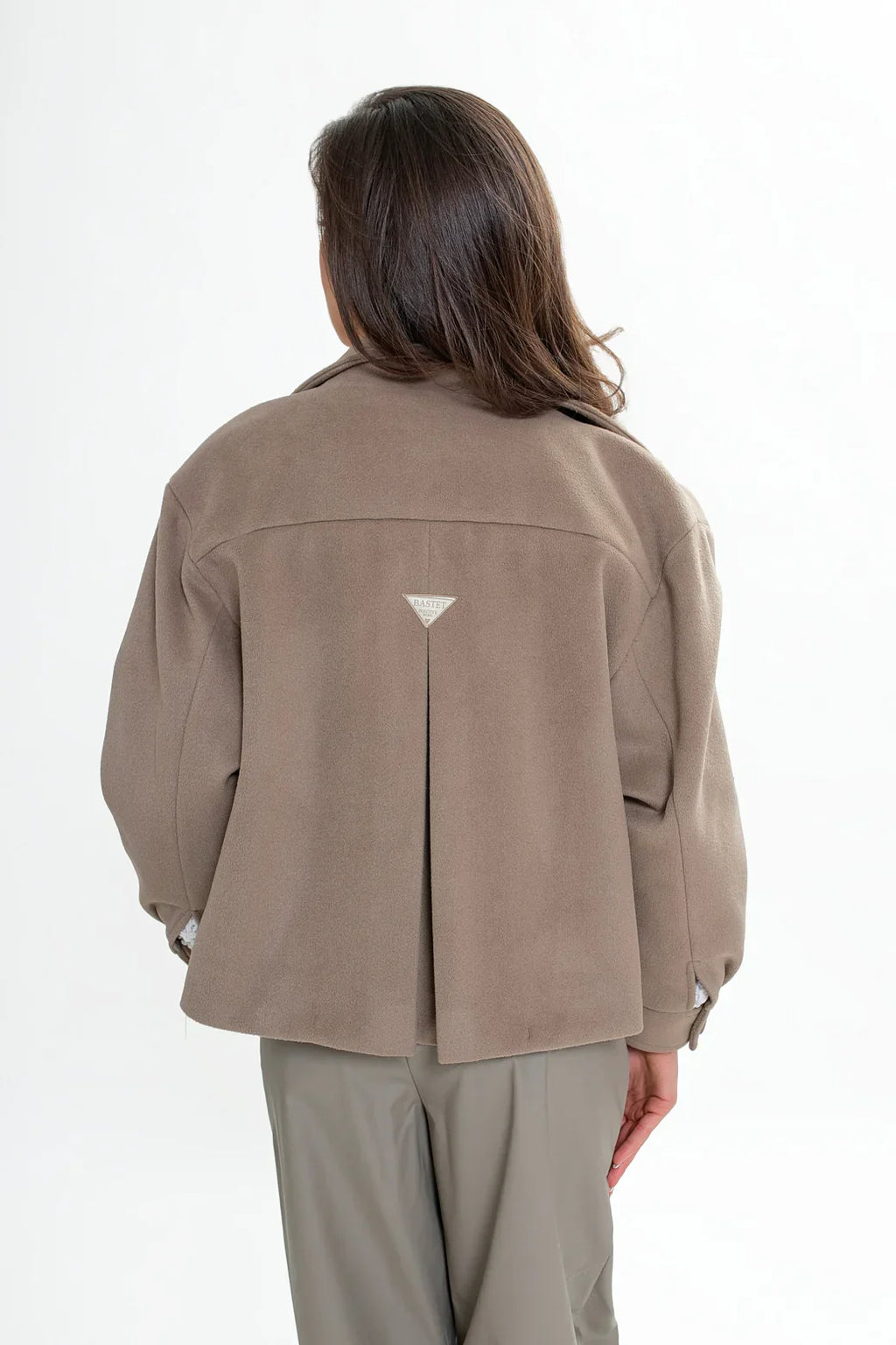 Krátká dámská bunda z flauše, s kontrafaldou a podšívkou, ideální pro casualové outfity | Bastet | Spironik.pl