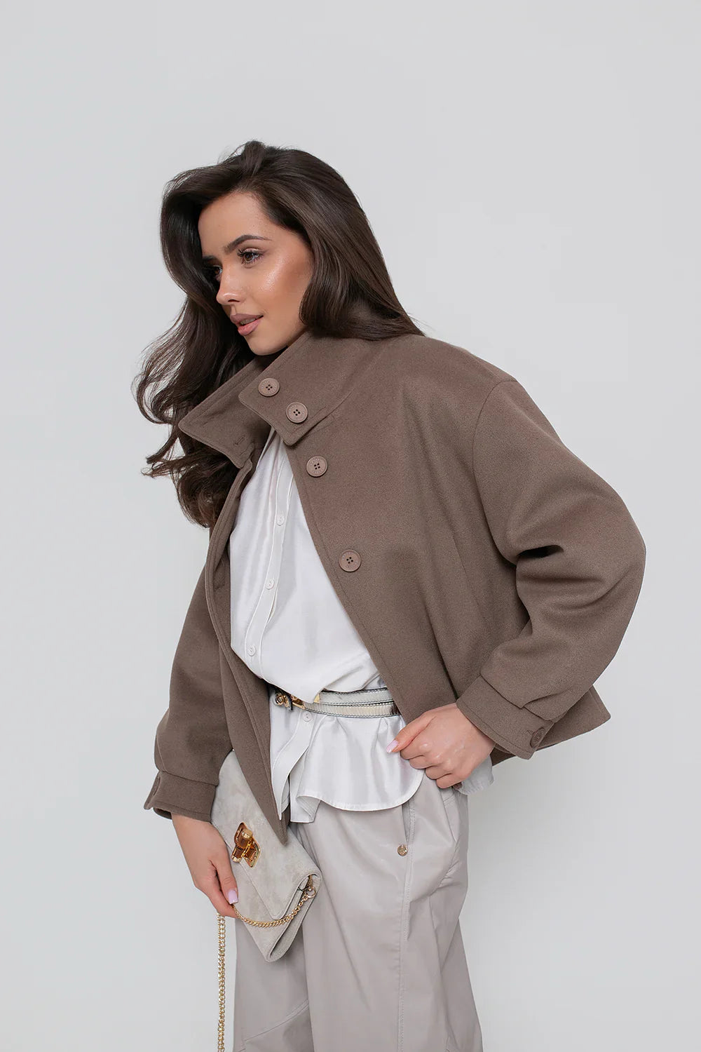 Dámská bunda z flauše v barvě cappuccino s elegantním stojákem a kontrafaldou | Bastet | Spironik.pl