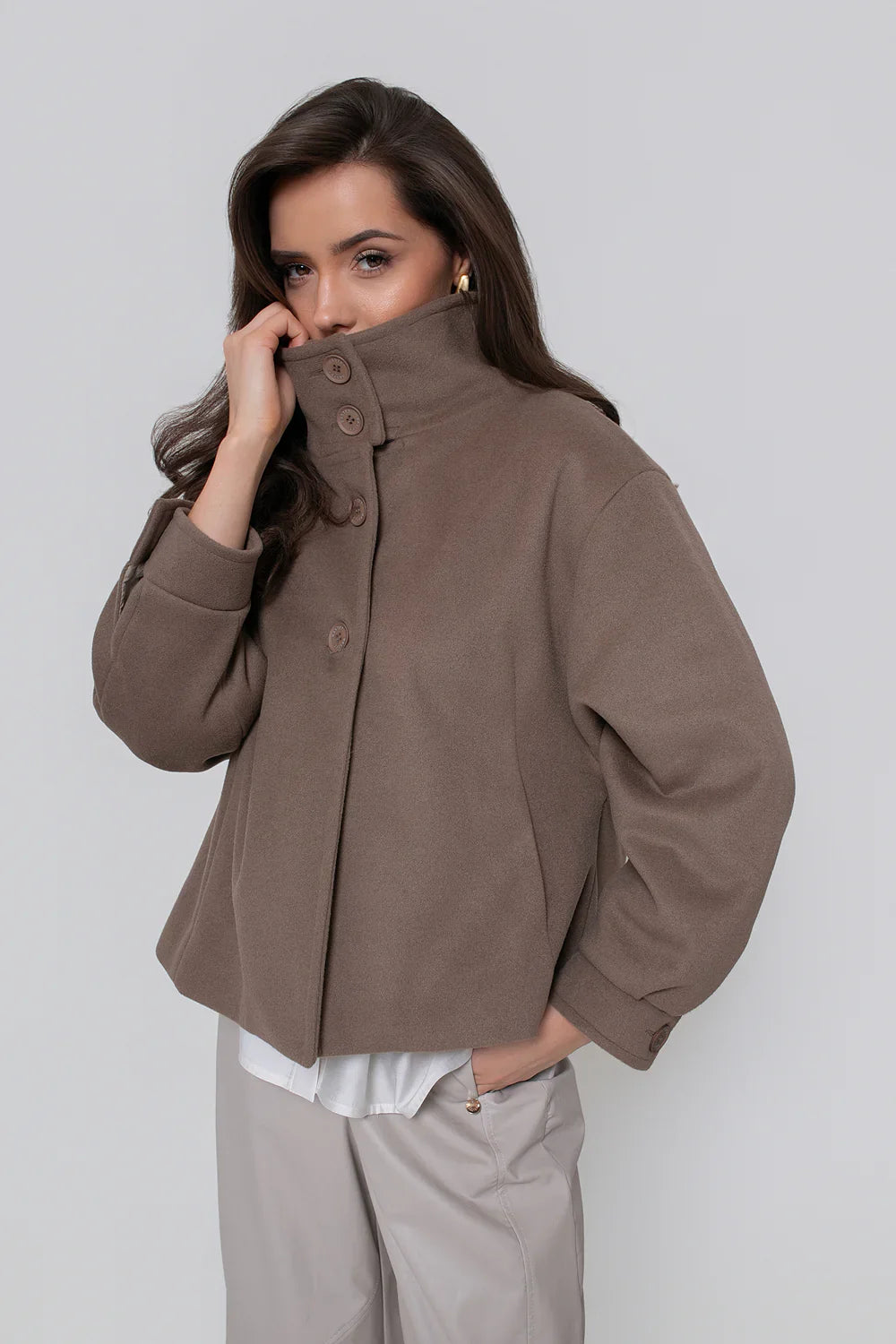 Krátká oversize bunda z flauše, zapínaná na logované knoflíky, v odstínu cappuccino | Bastet | Spironik.pl