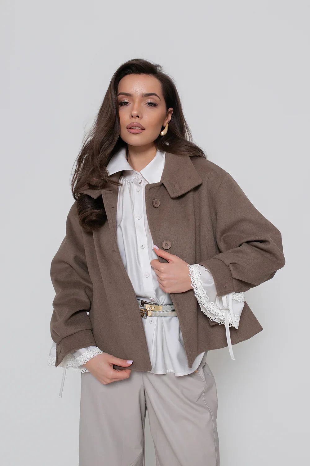 Elegantní dámská bunda s kontrafaldou, modelující postavu, v módním odstínu cappuccino | Bastet | Spironik.pl