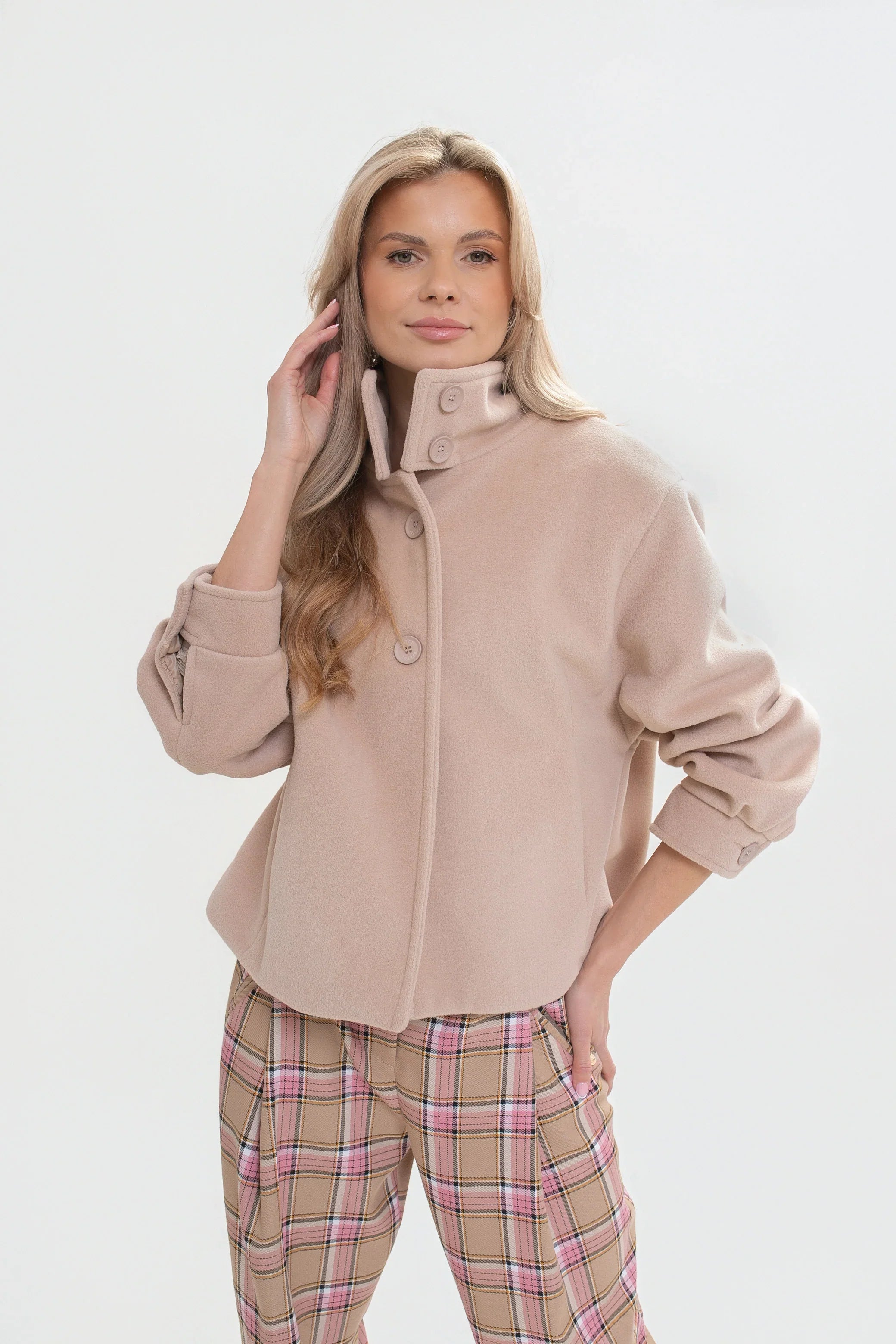 Dámská bunda z flauše v světle béžové barvě, s vysokým stojákem a elegantními detaily | Bastet | Spironik.pl