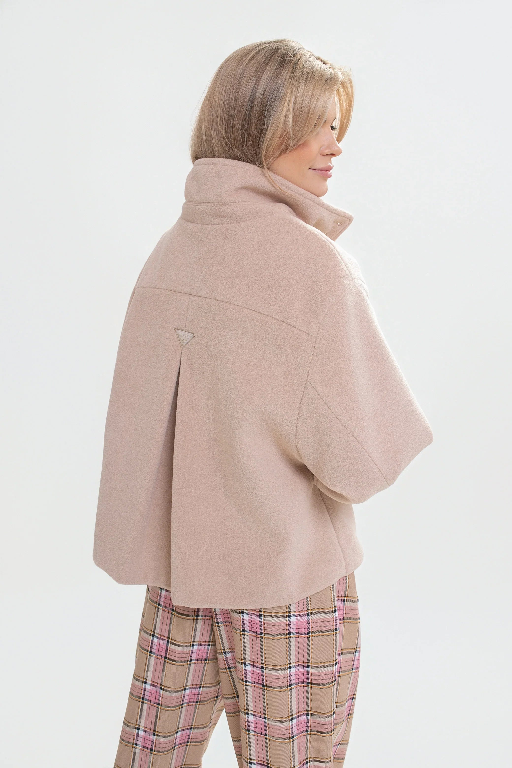 Elegantní dámská bunda v světle béžové barvě, s logovanými knoflíky a podšívkou pro komfort | Bastet | Spironik.pl