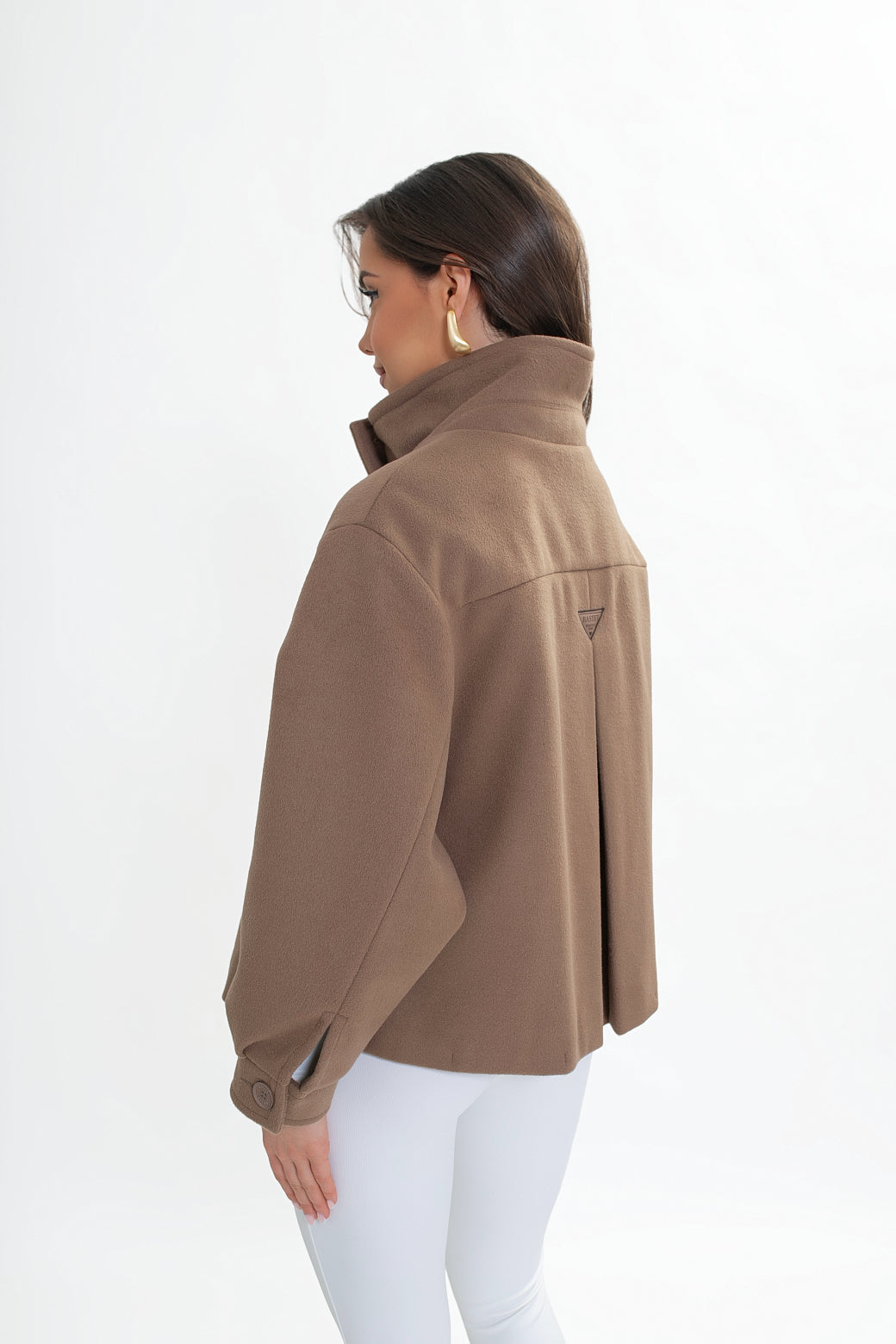 Damska kurtka z dwuczęściowymi rękawami i mankietami zapinanymi na logowane guziki | Bastet | Spironik.pl