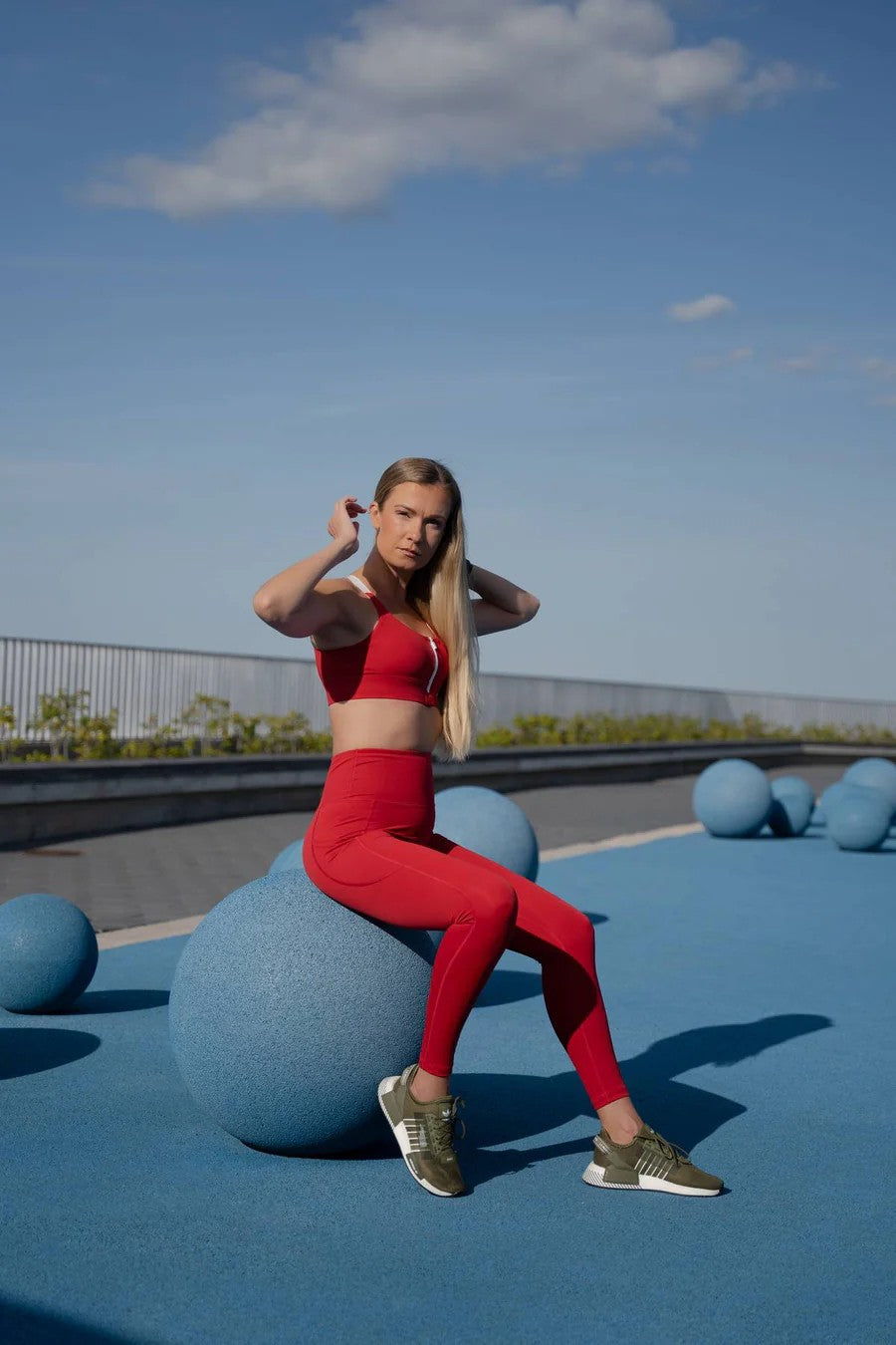 Legginsy Cute Cranberry w dynamicznym ujęciu – odporne na przysiady, ECO elastyczne.