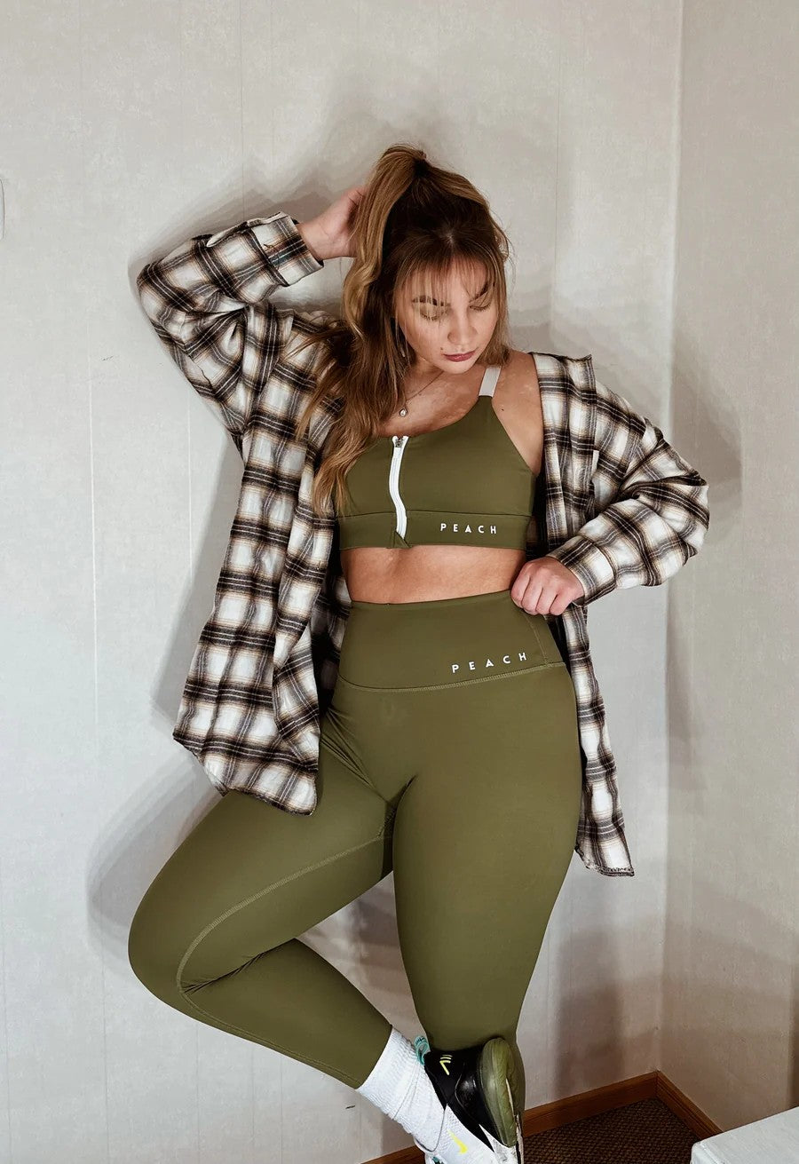 Zielone legginsy Olive Green – widok z boku, ECO materiał, sport fashion.