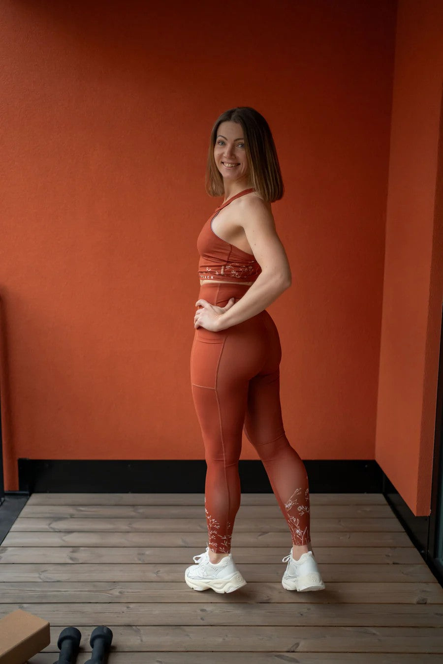 Brązowe legginsy w pełnej sylwetce – ECO minimalizm, kobiecy styl i komfort.