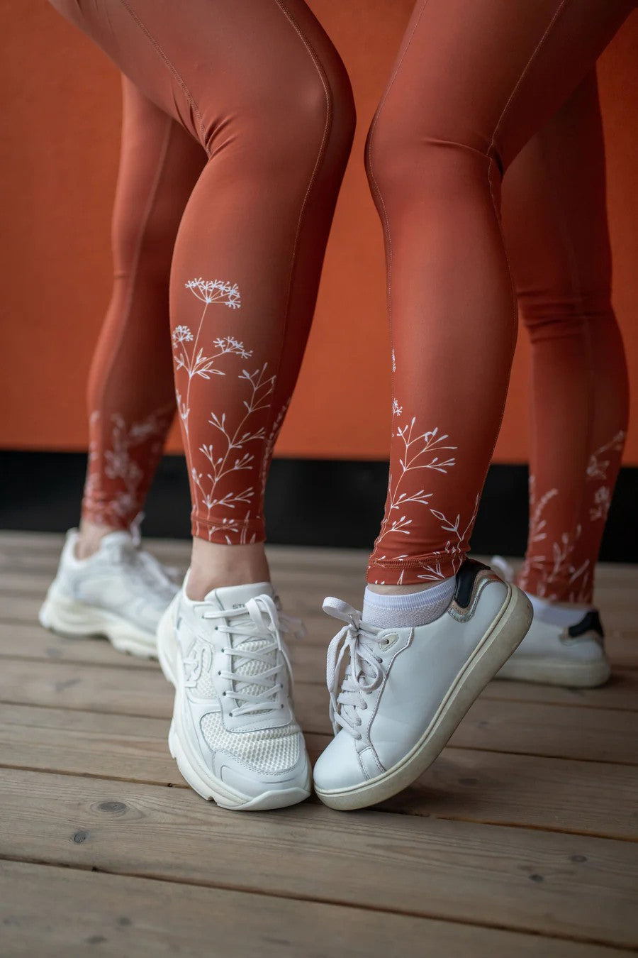 Legginsy brązowe w parze – stylizacja sportowa, ECO moda dla niej i dla niego.