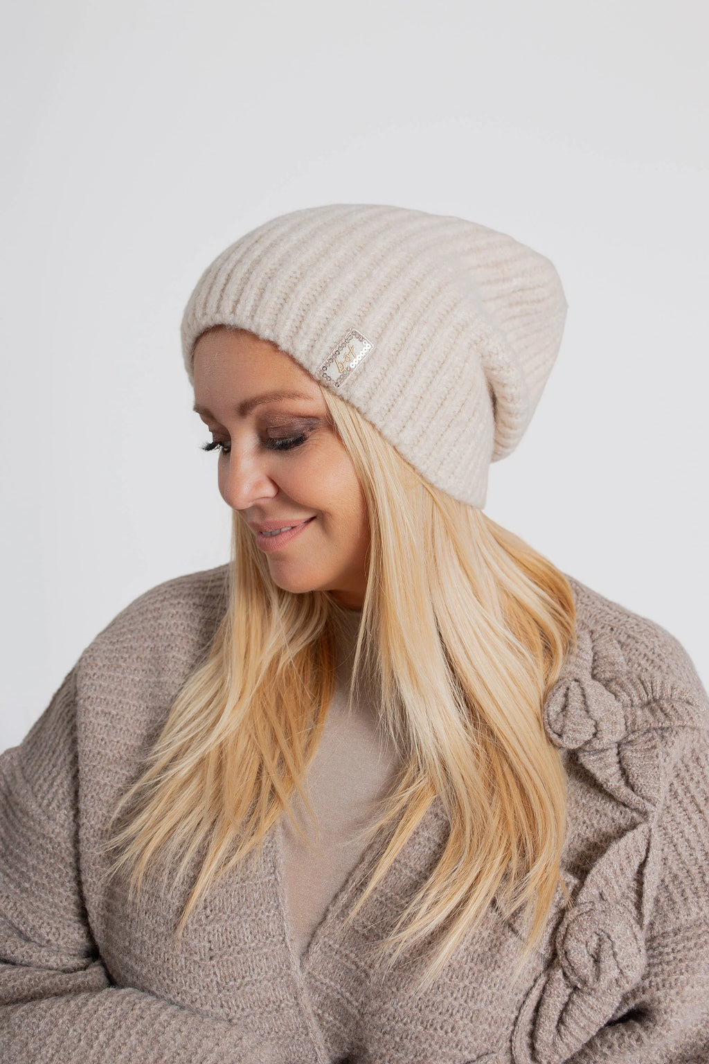 LUMI Czapka damska beanie z logo. Kolor Beżowy