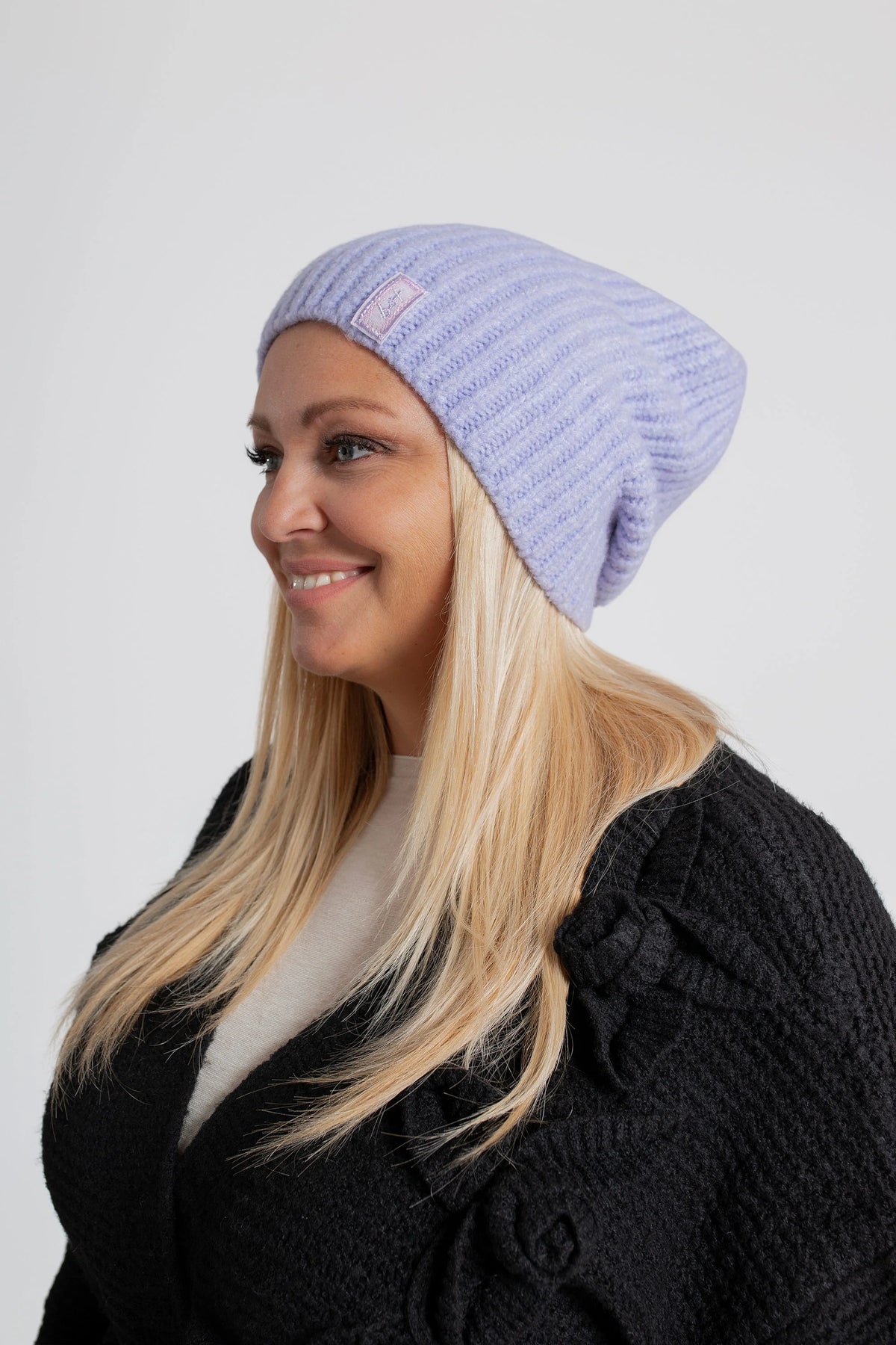 LUMI Czapka damska beanie z logo. Kolor Liliowy