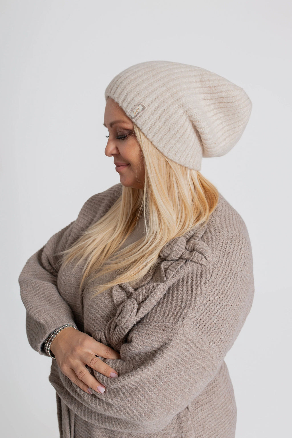 LUMI Czapka damska beanie z logo. Kolor Beżowy