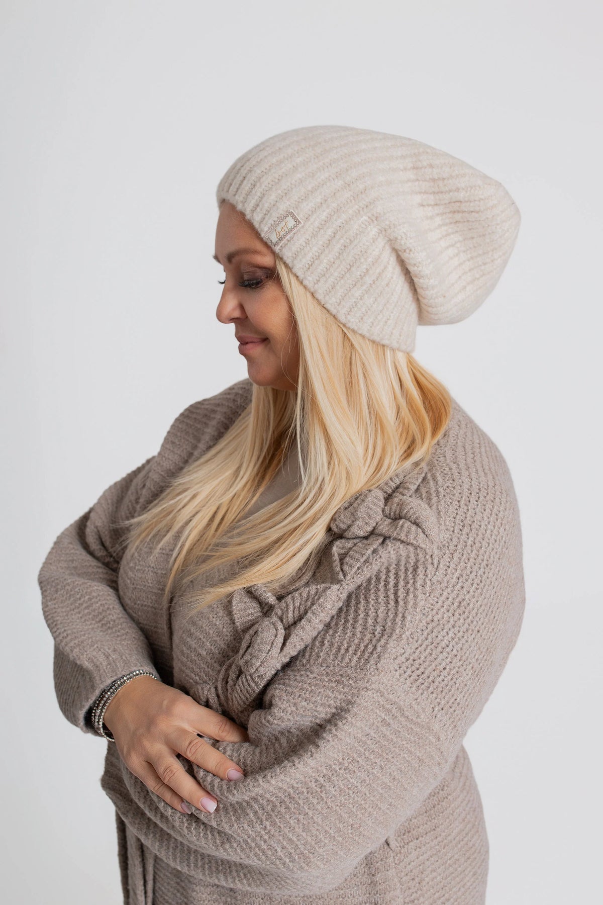LUMI Czapka damska beanie z logo. Kolor Beżowy