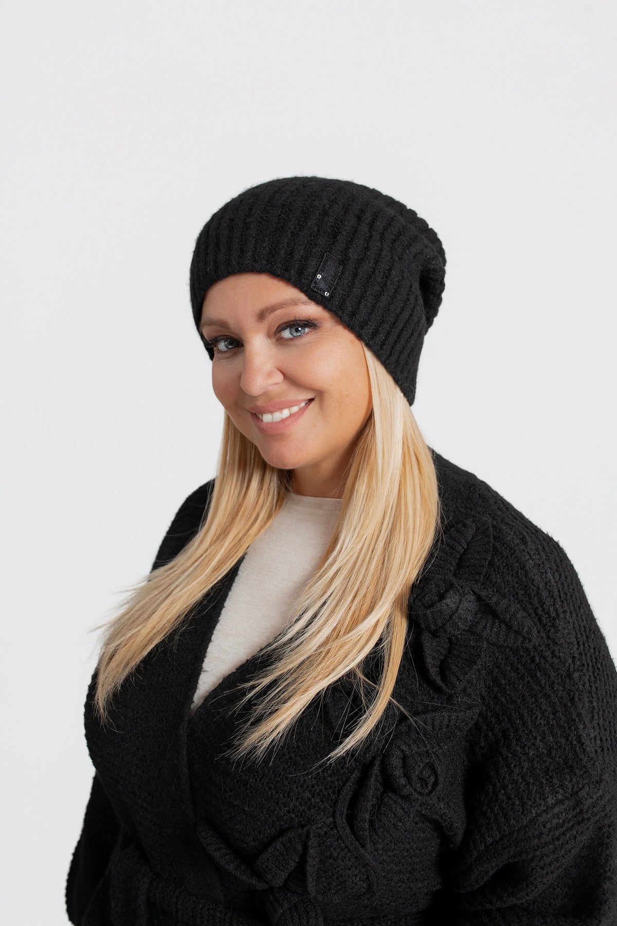 LUMI Czapka damska beanie z logo. Kolor Czarny