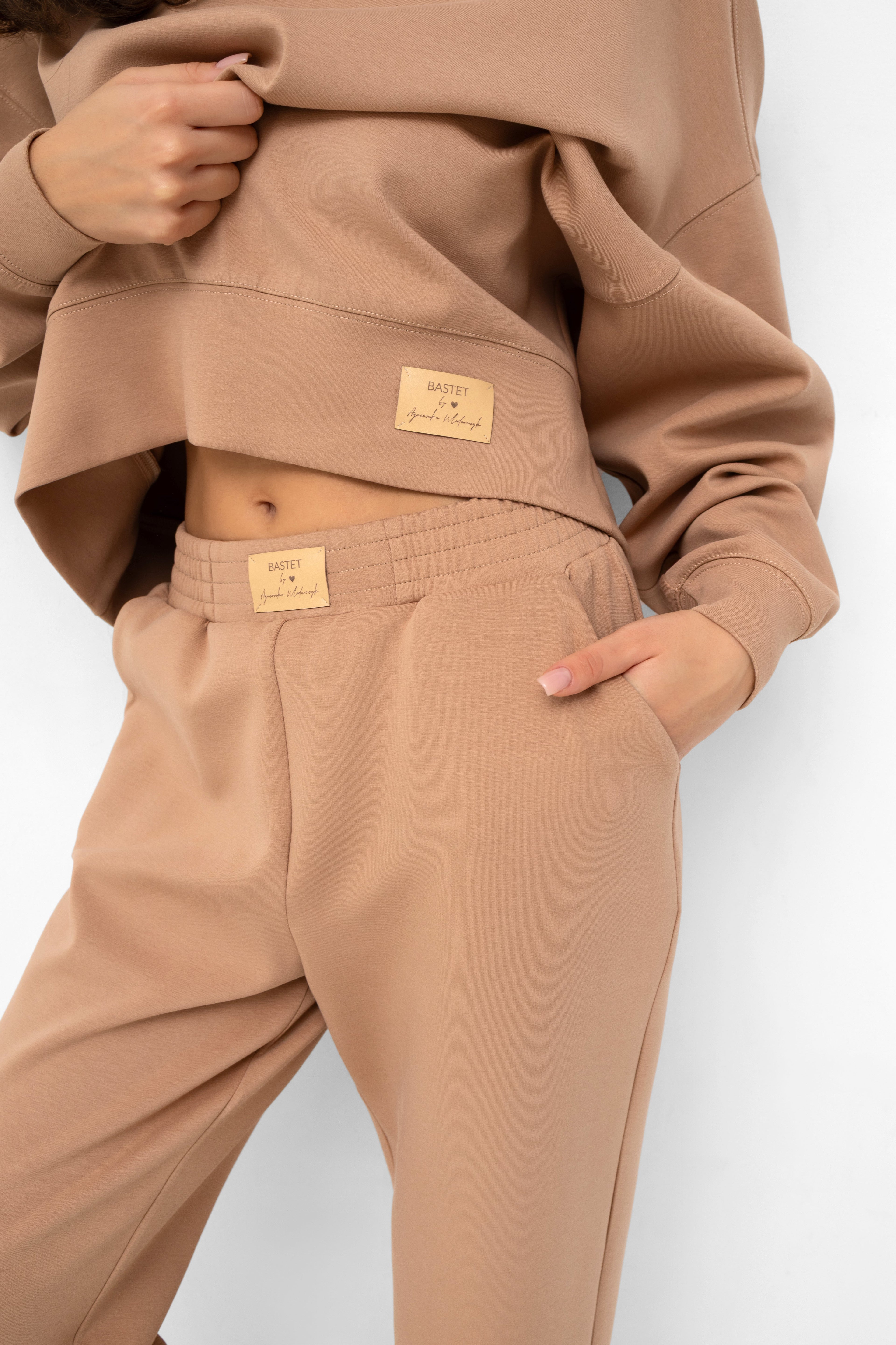 Elegancki komplet z luźną bluzą i spodniami, wykonany z miękkiej piankowej dzianiny | Bastet | Spironik.pl