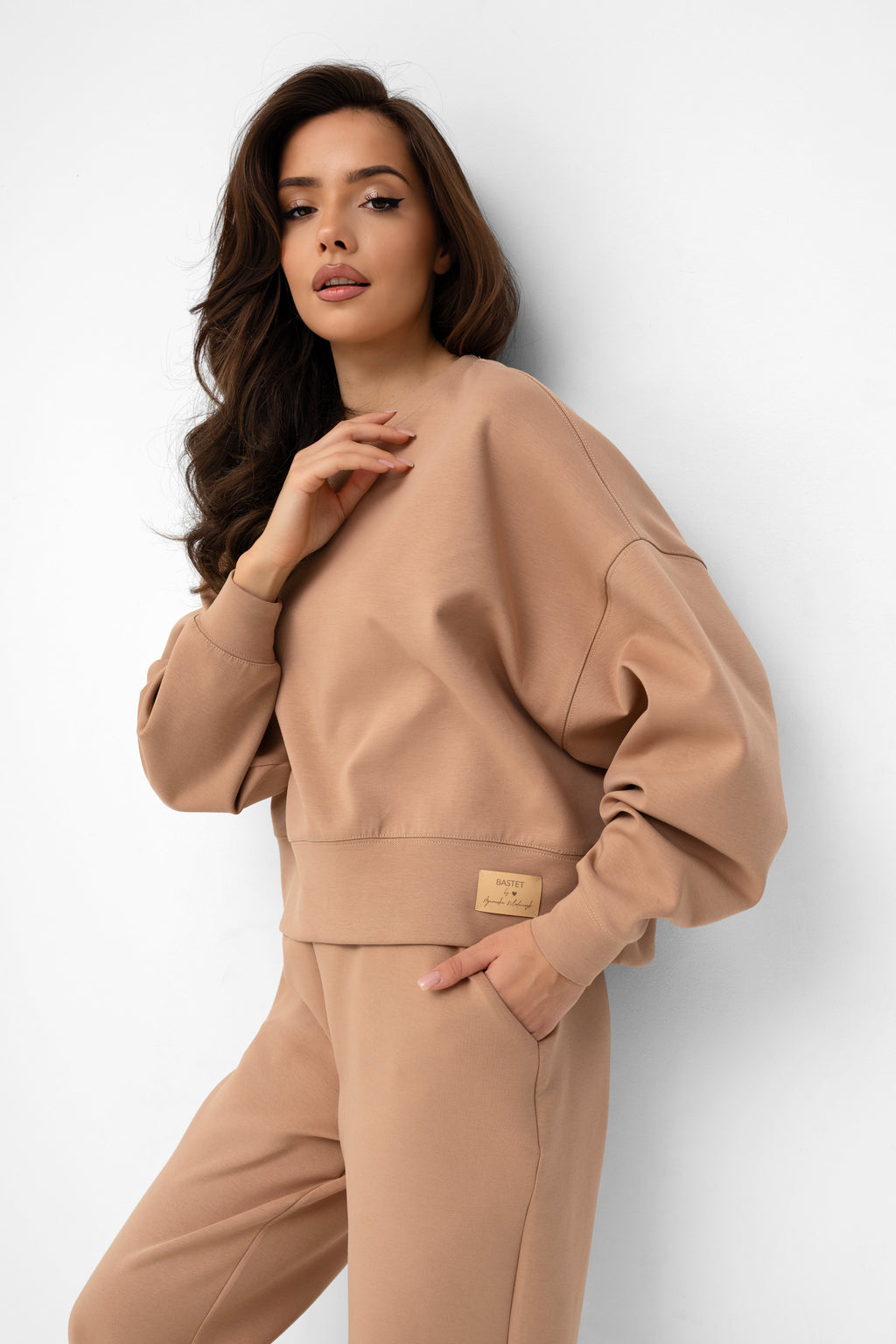 Modna bluza Bastet w kolorze karmelowym, łącząca wygodę z elegancją, idealna do stworzenia komfortowego kompletu | Spironik.pl